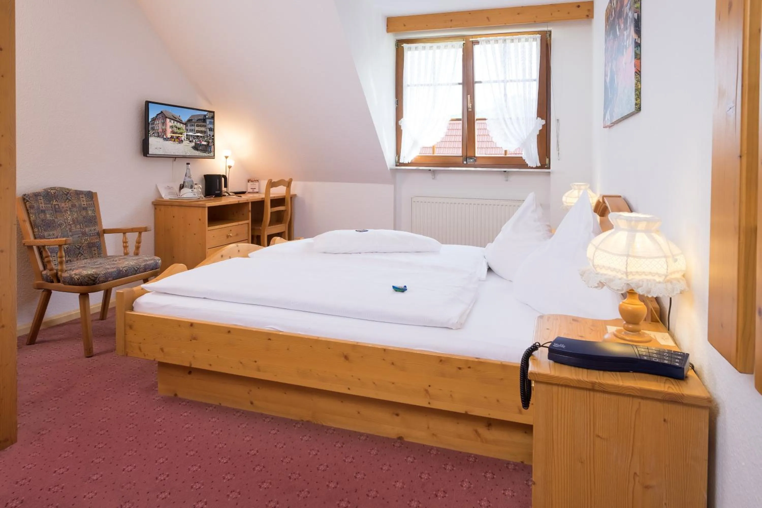 Bed in Hotel der Löwen in Staufen