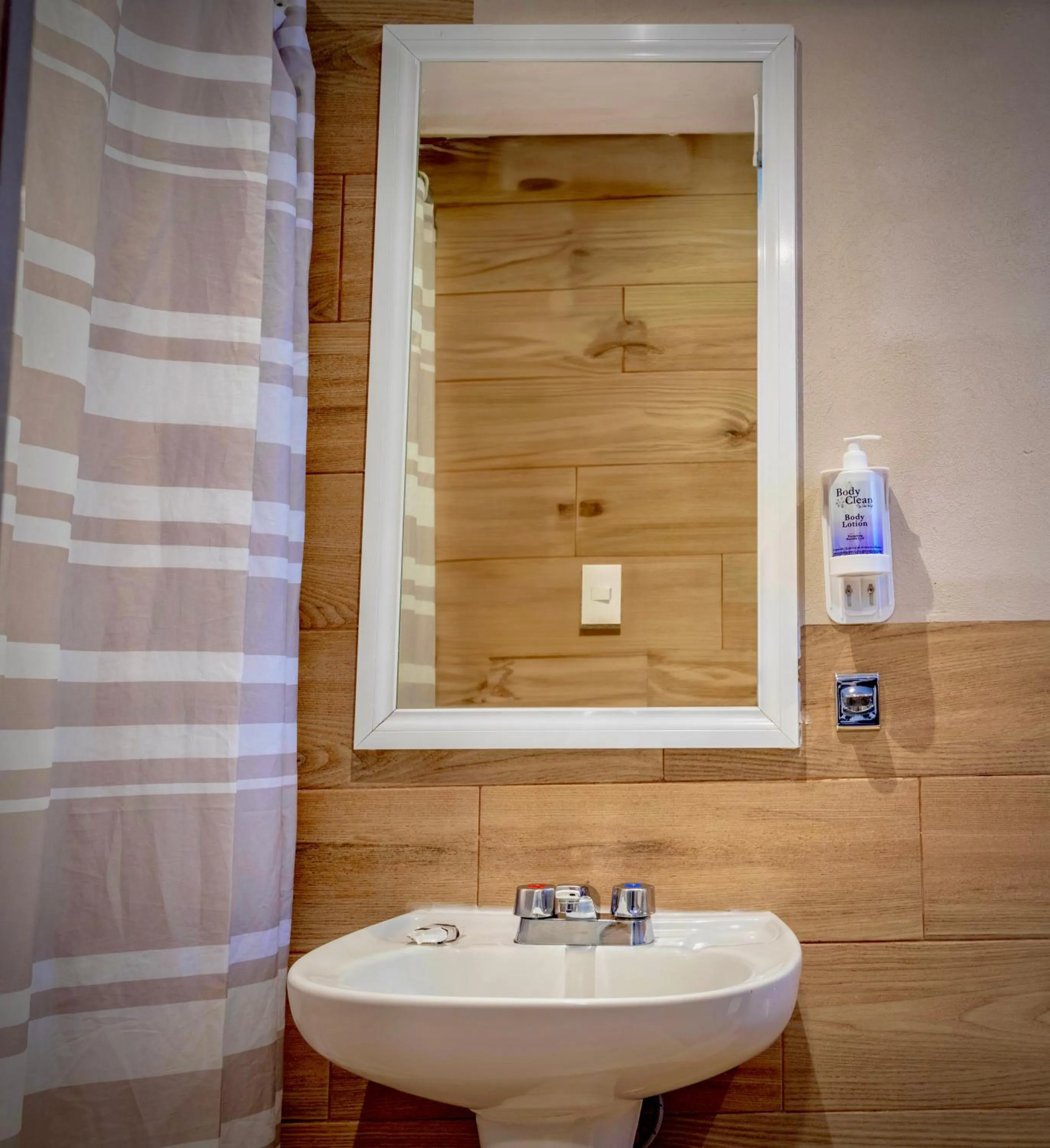 Shower in Continental Mexicano