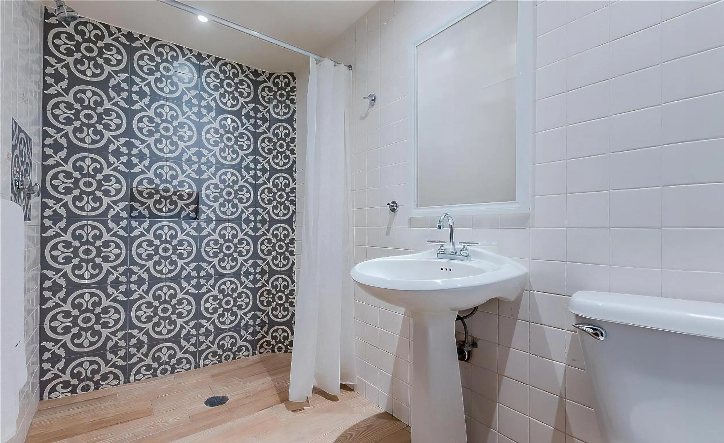 Shower in Continental Mexicano