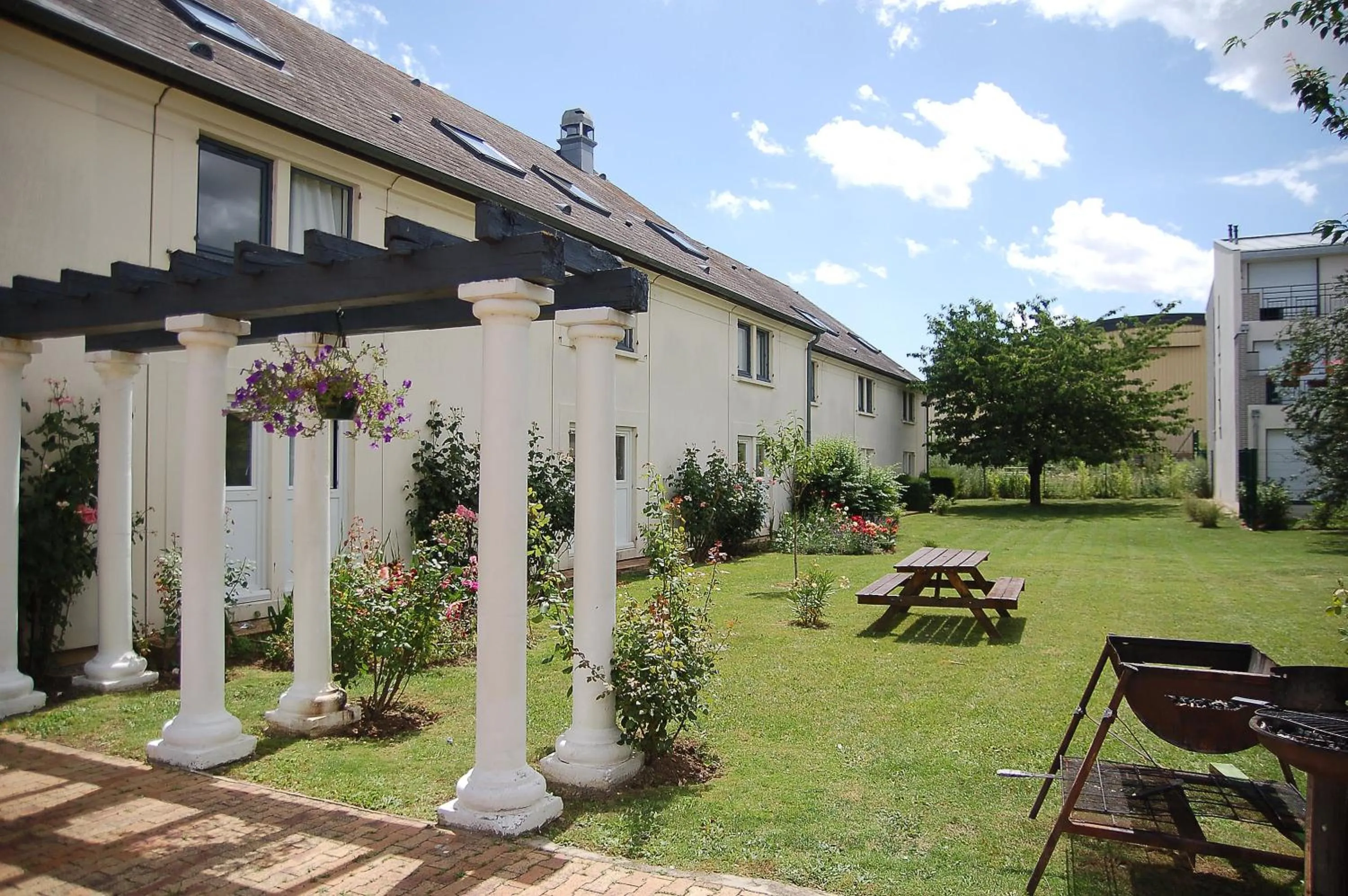 Patio in ibis budget Chambourcy Saint Germain