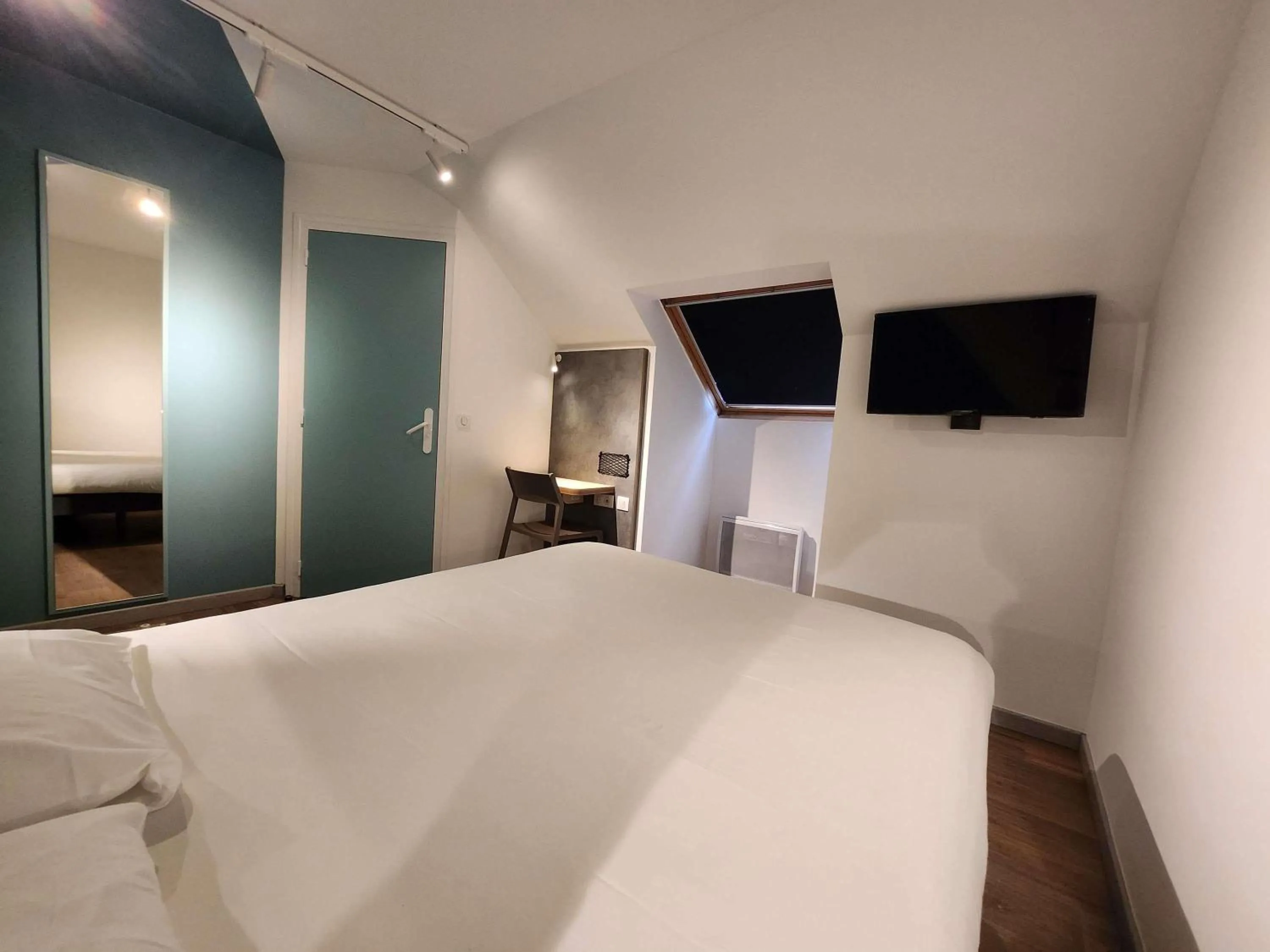 Bedroom, Bed in ibis budget Chambourcy Saint Germain