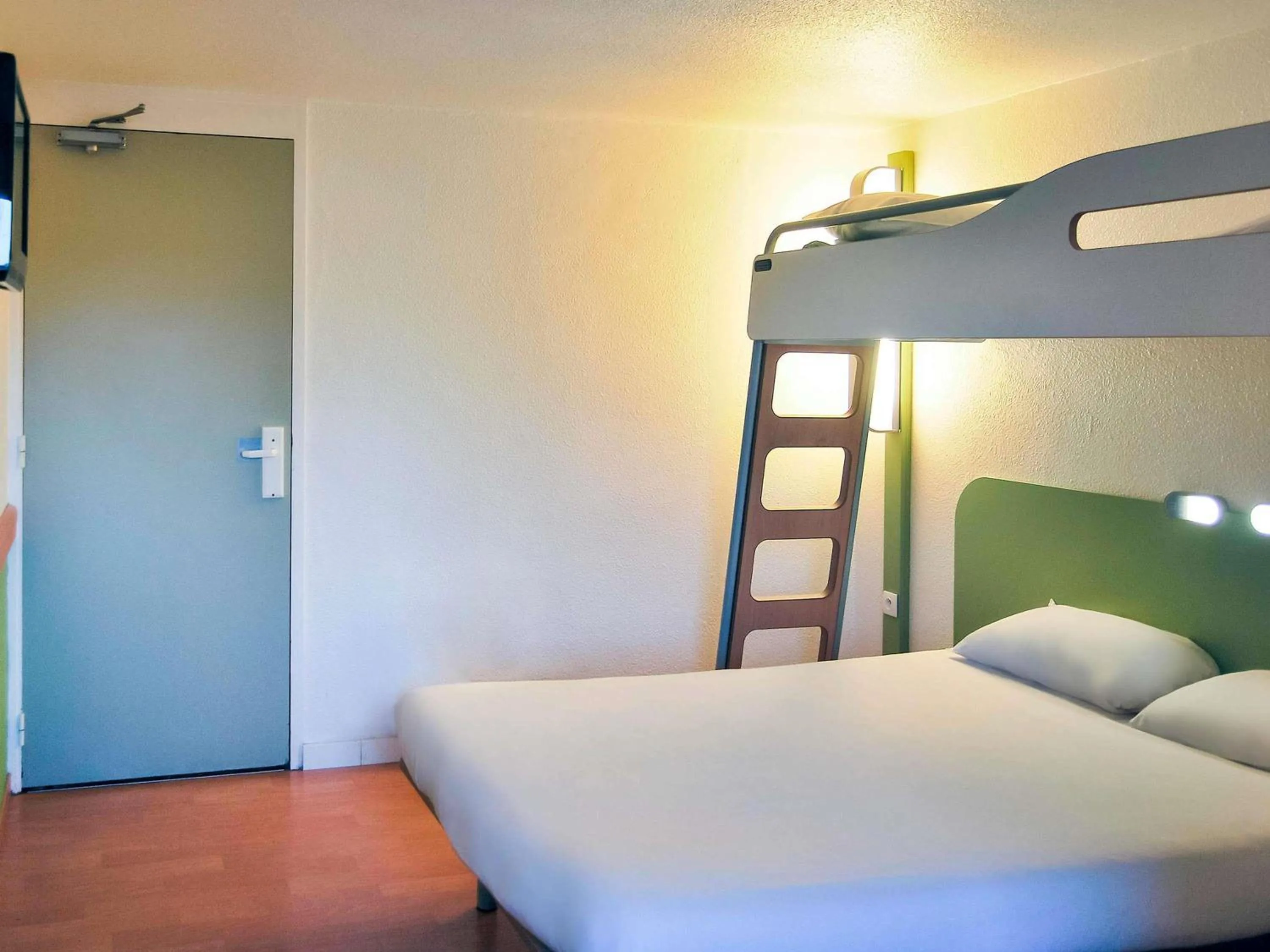 Bedroom, Bed in ibis budget Chambourcy Saint Germain