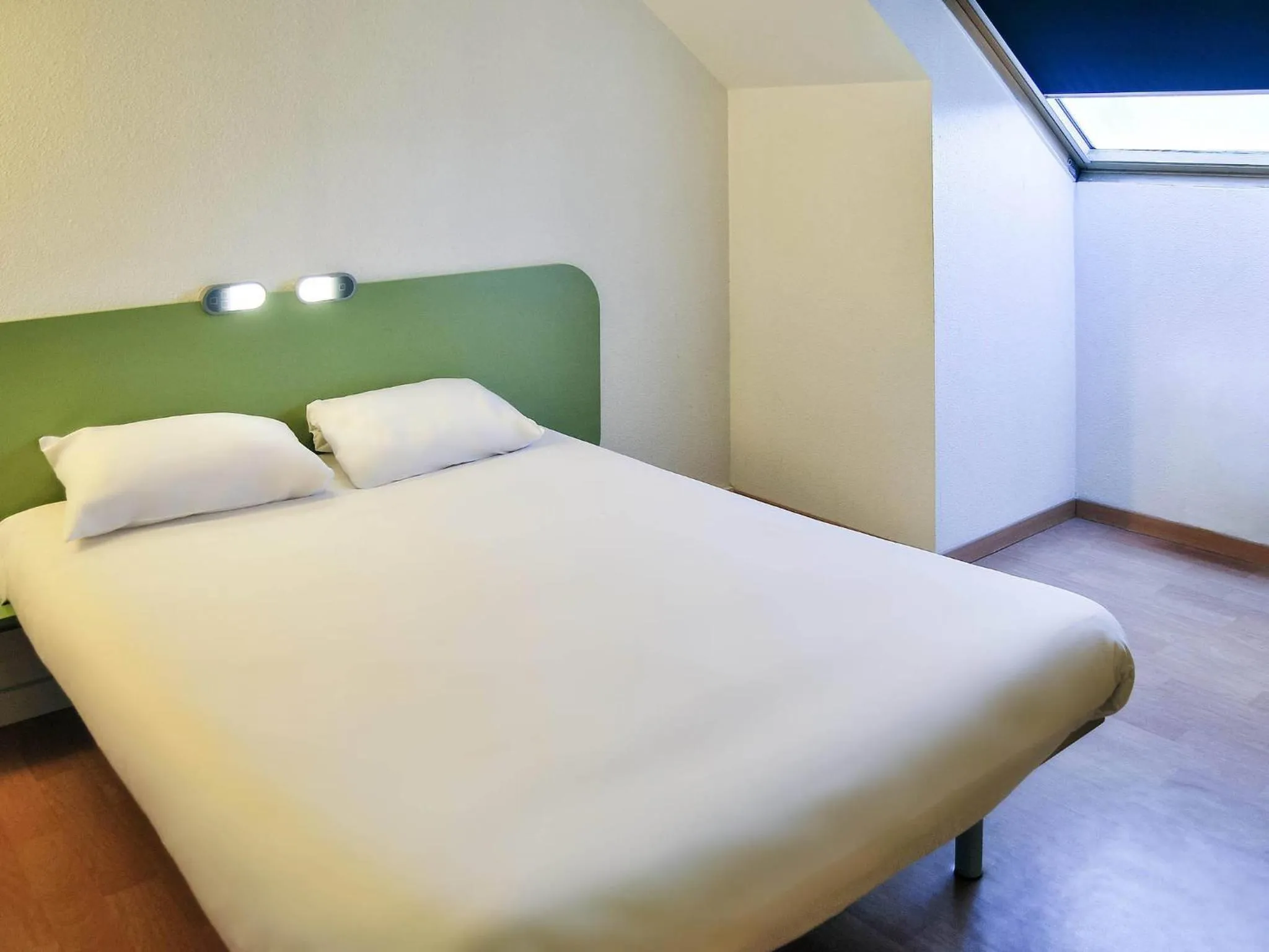 Bedroom, Bed in ibis budget Chambourcy Saint Germain