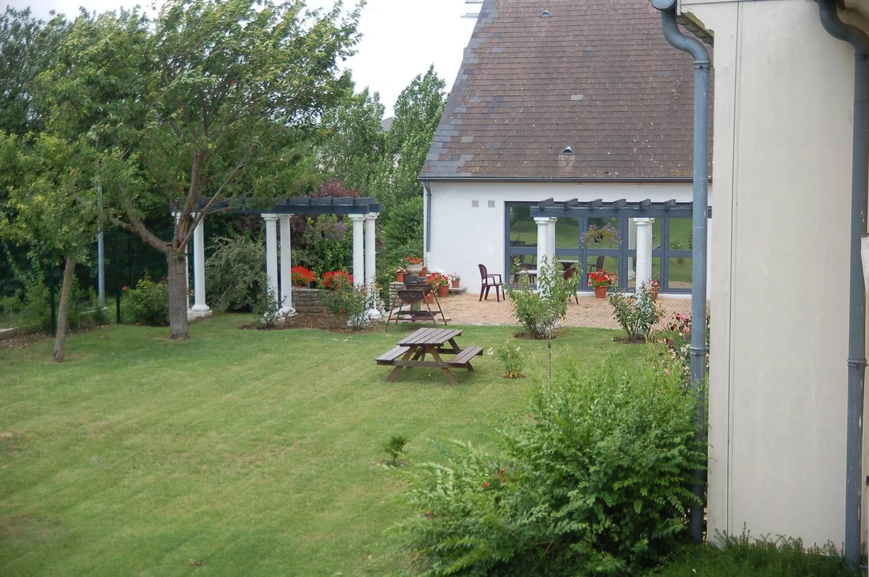 Patio in ibis budget Chambourcy Saint Germain