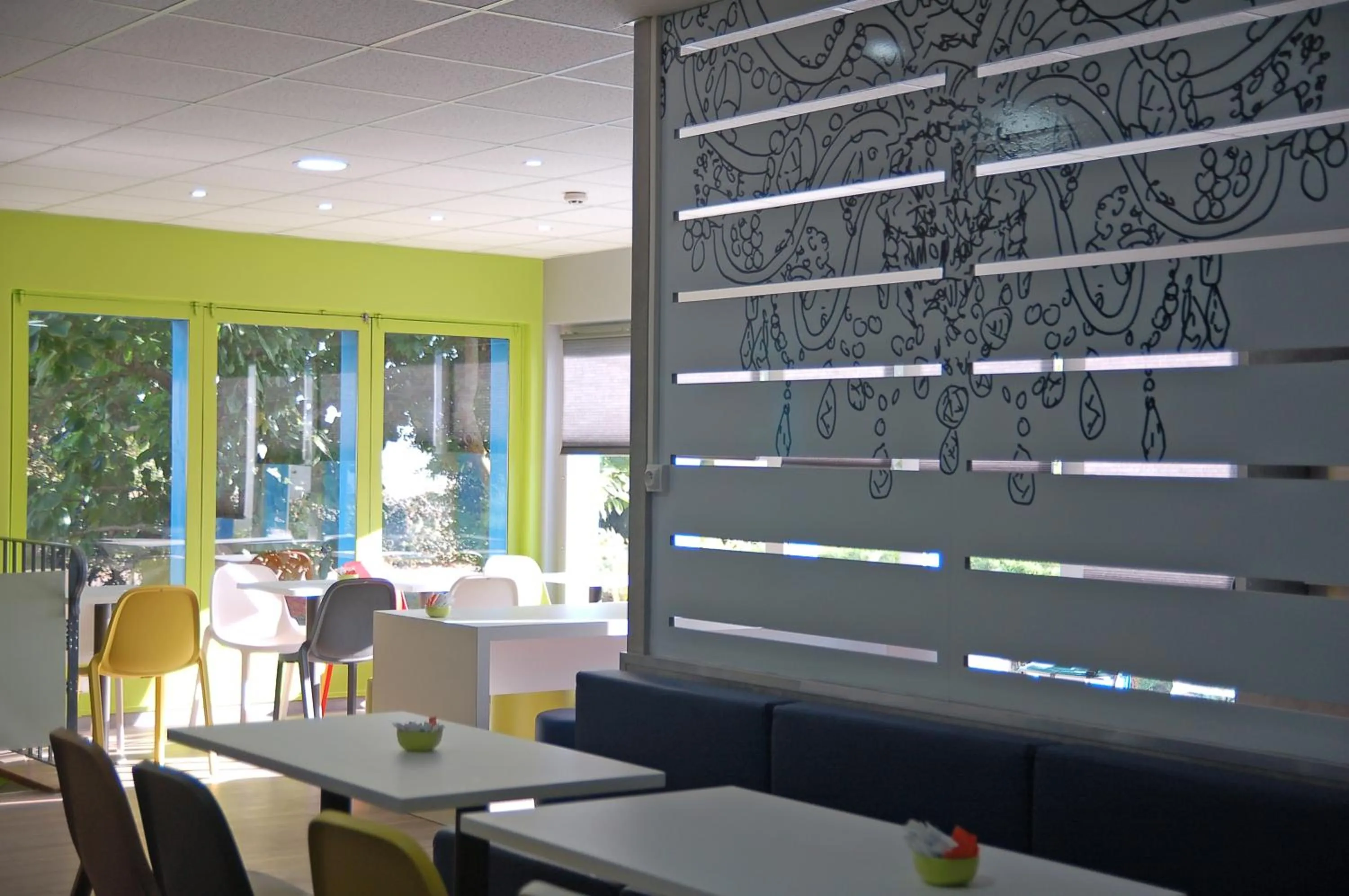 Dining area in ibis budget Chambourcy Saint Germain