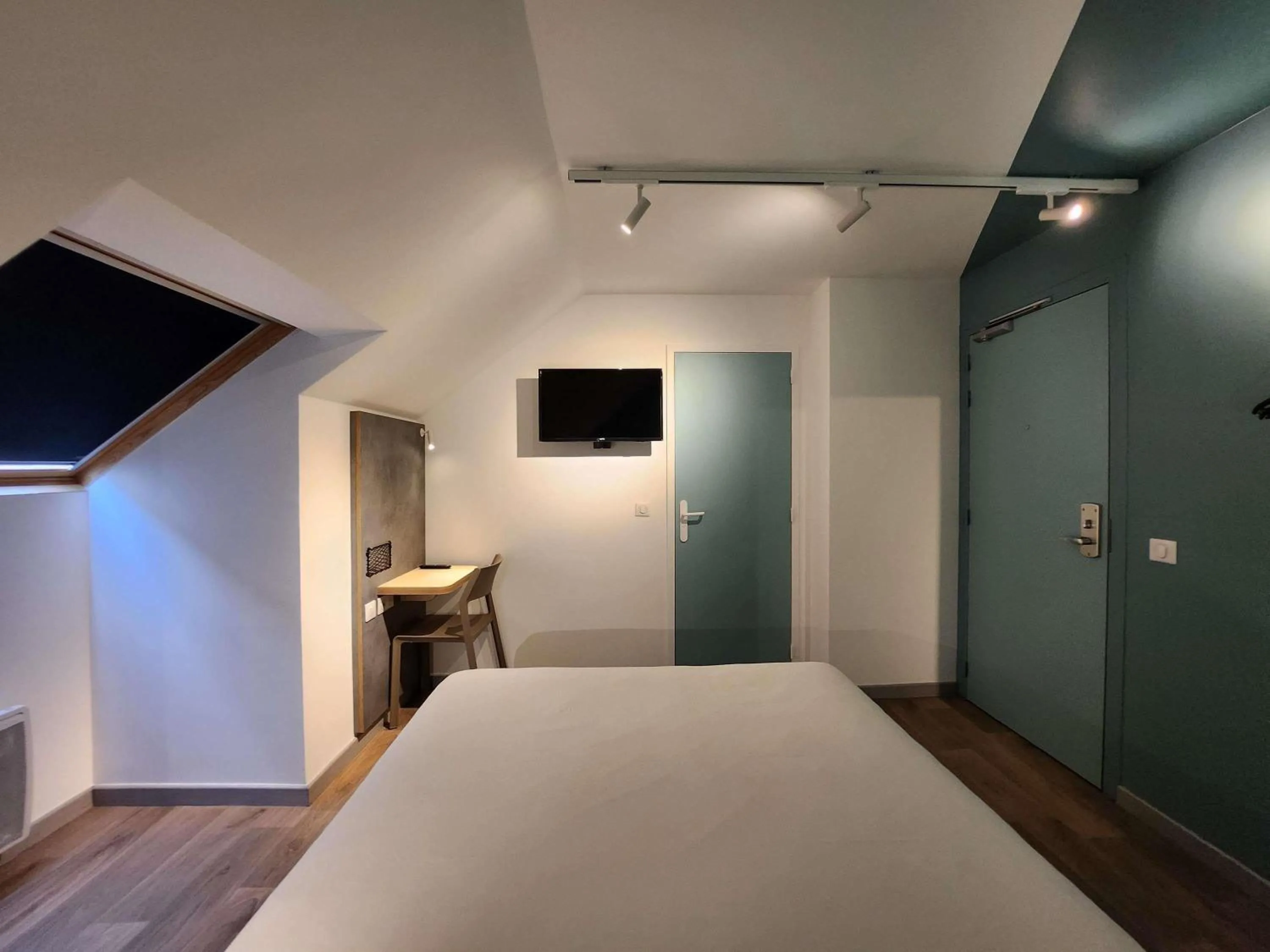 Bedroom, Bed in ibis budget Chambourcy Saint Germain