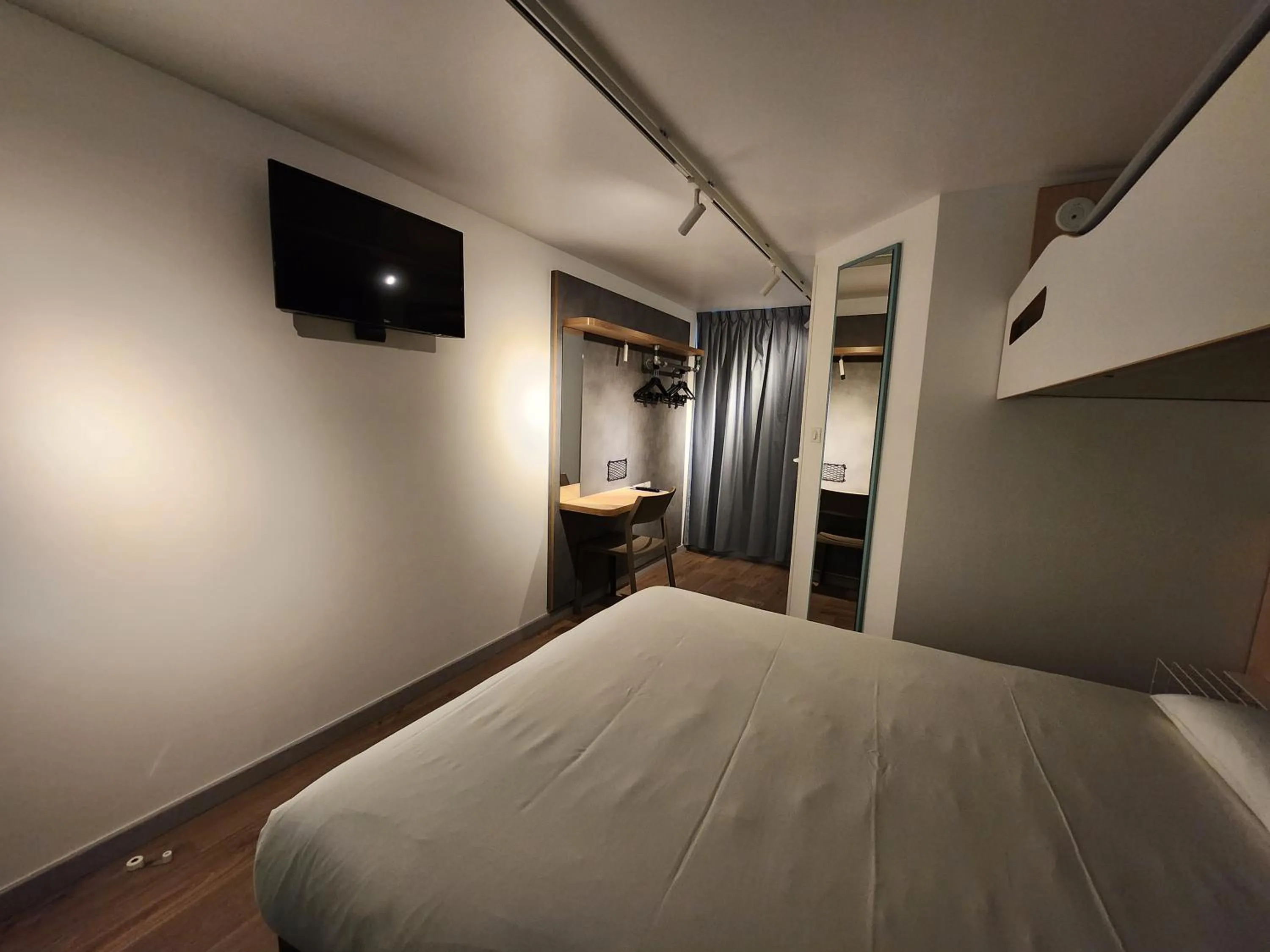 Bed in ibis budget Chambourcy Saint Germain