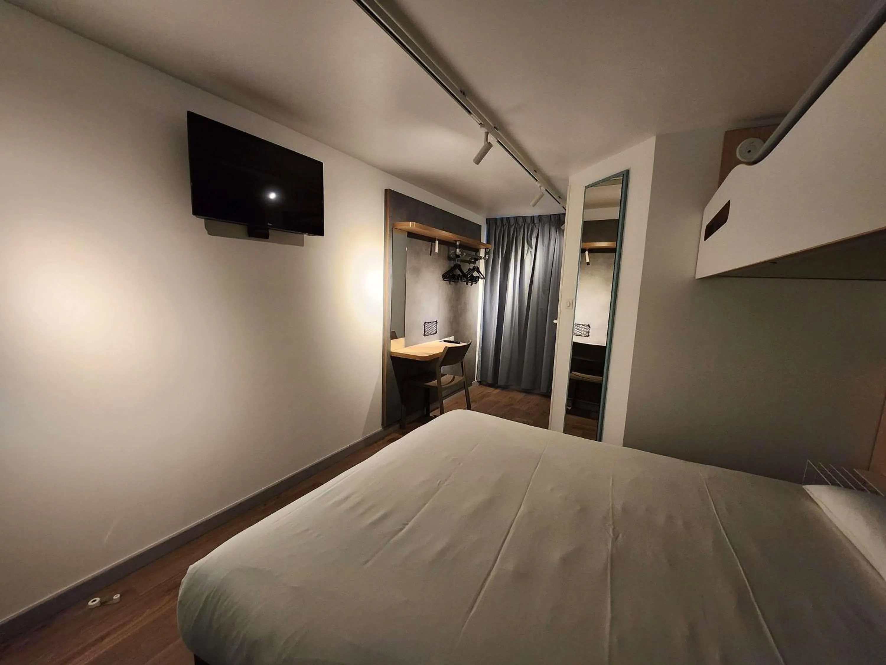 Bedroom, Bed in ibis budget Chambourcy Saint Germain