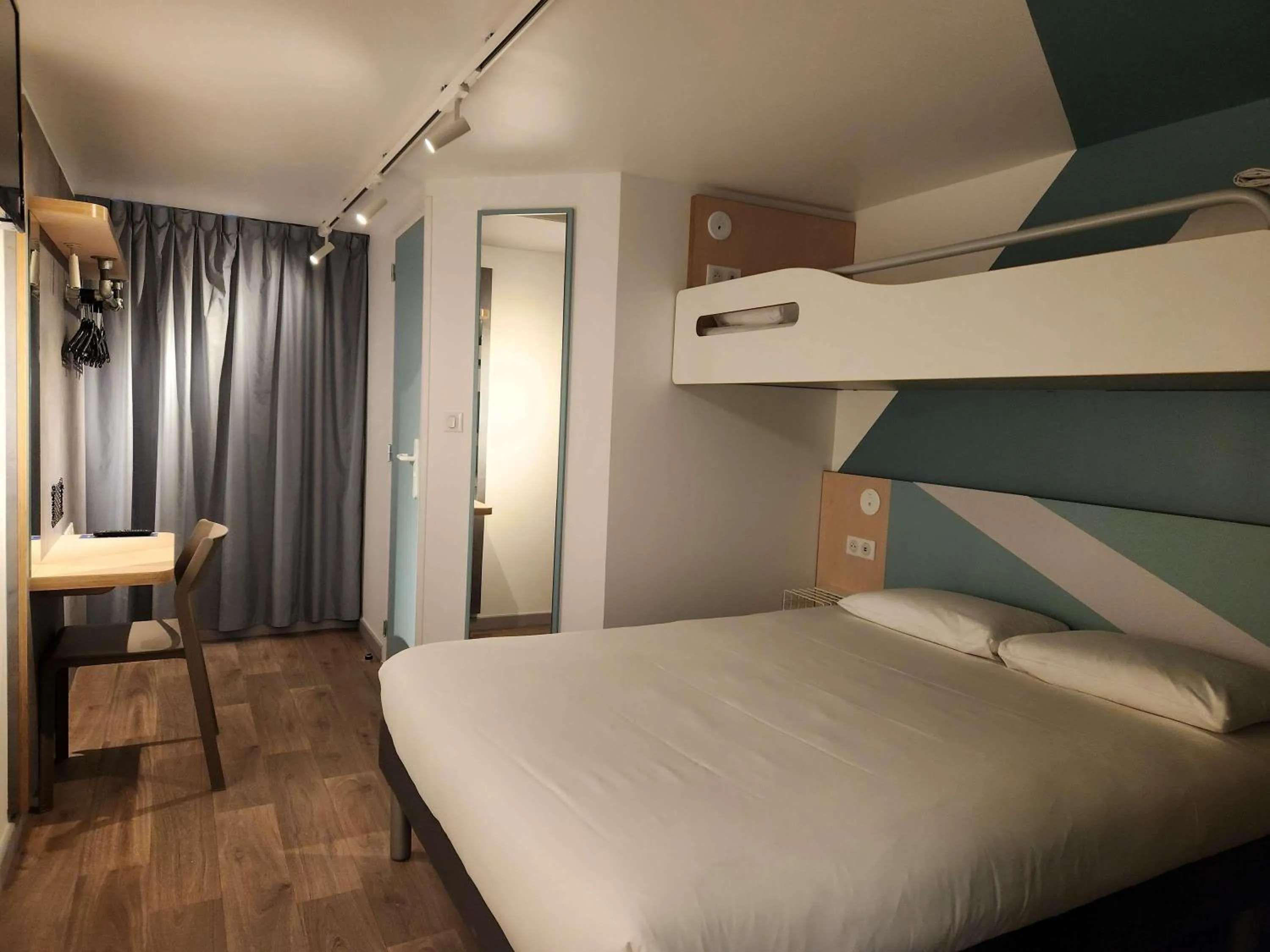 Bedroom, Bed in ibis budget Chambourcy Saint Germain