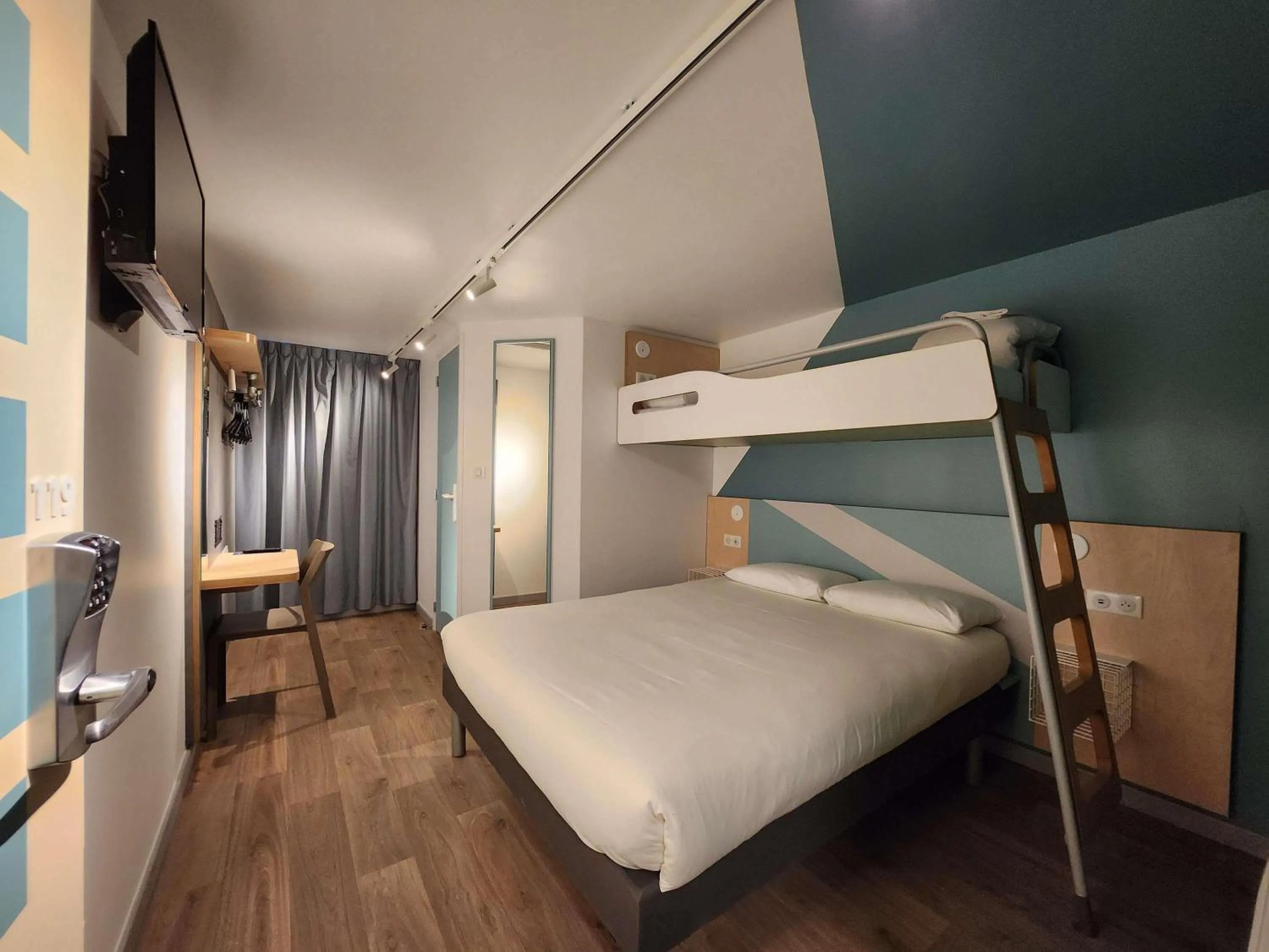 Bedroom, Bed in ibis budget Chambourcy Saint Germain