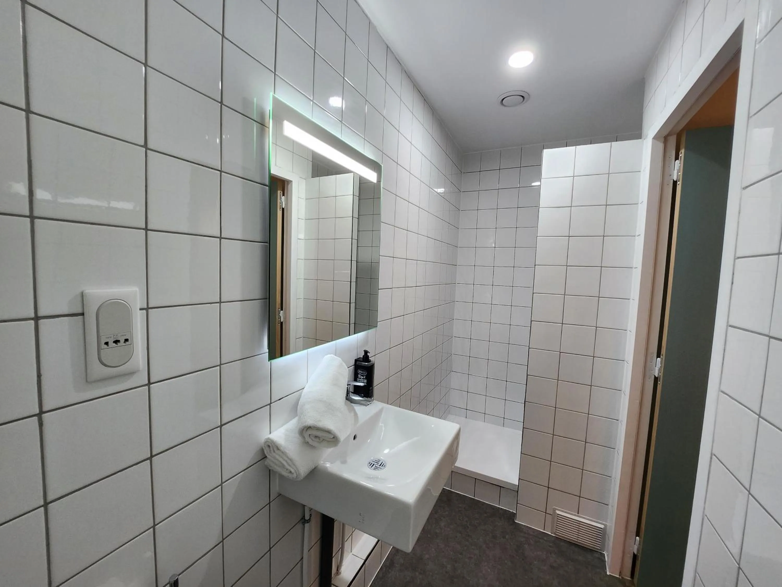 Bathroom in ibis budget Chambourcy Saint Germain