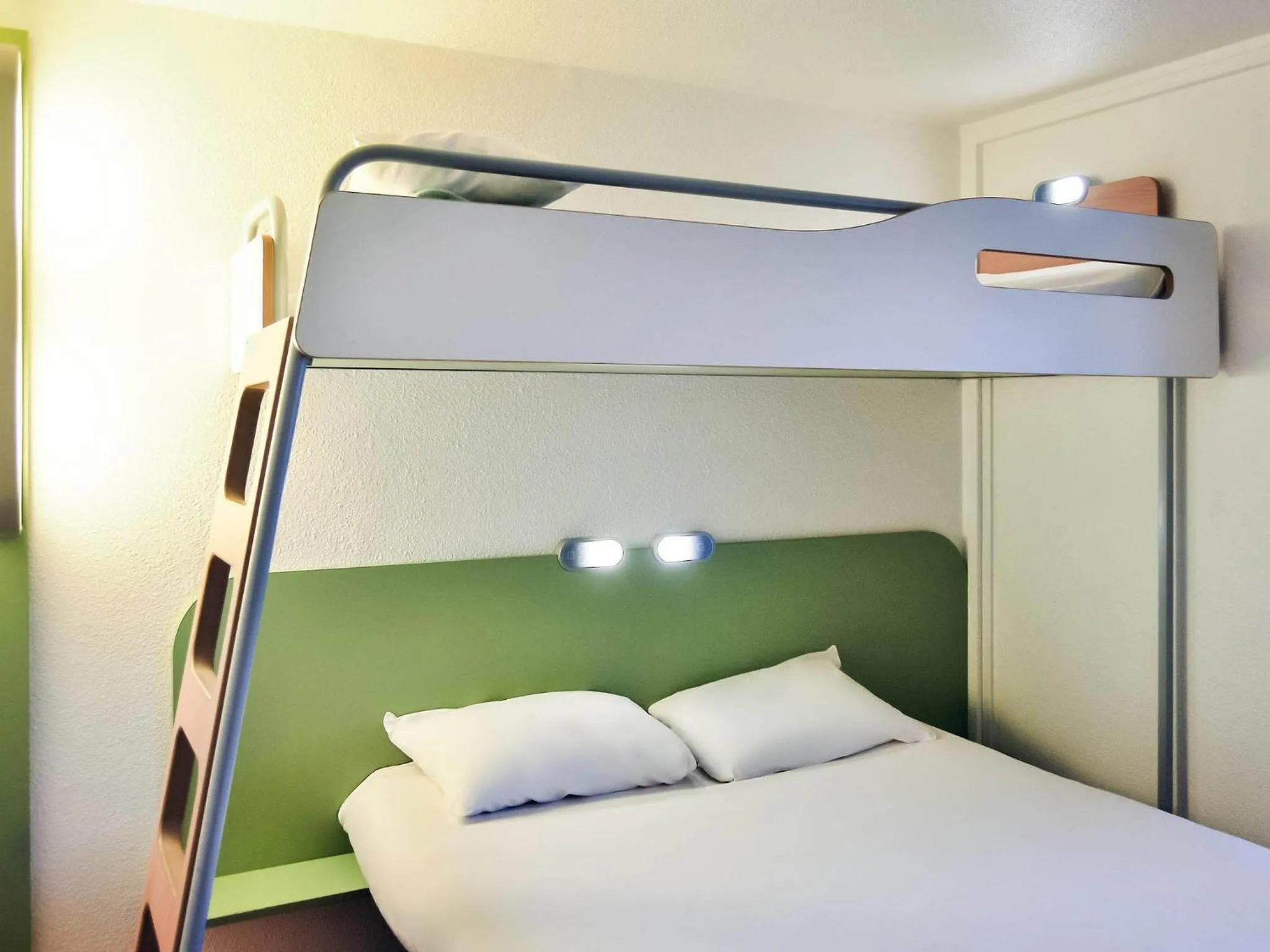 Bedroom, Bed in ibis budget Chambourcy Saint Germain