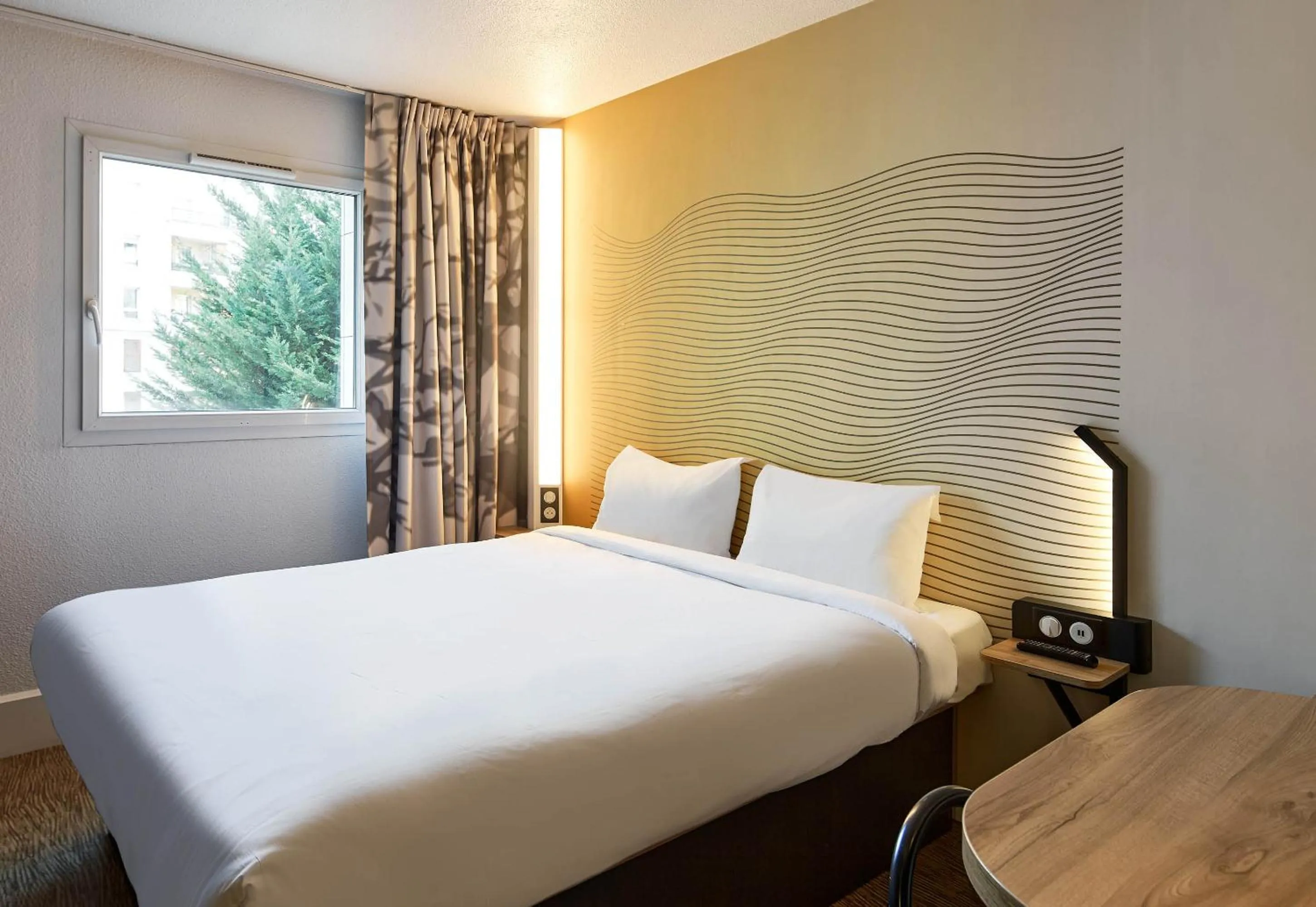 Bedroom, Bed in B&B HOTEL Paris Saint-Denis Pleyel