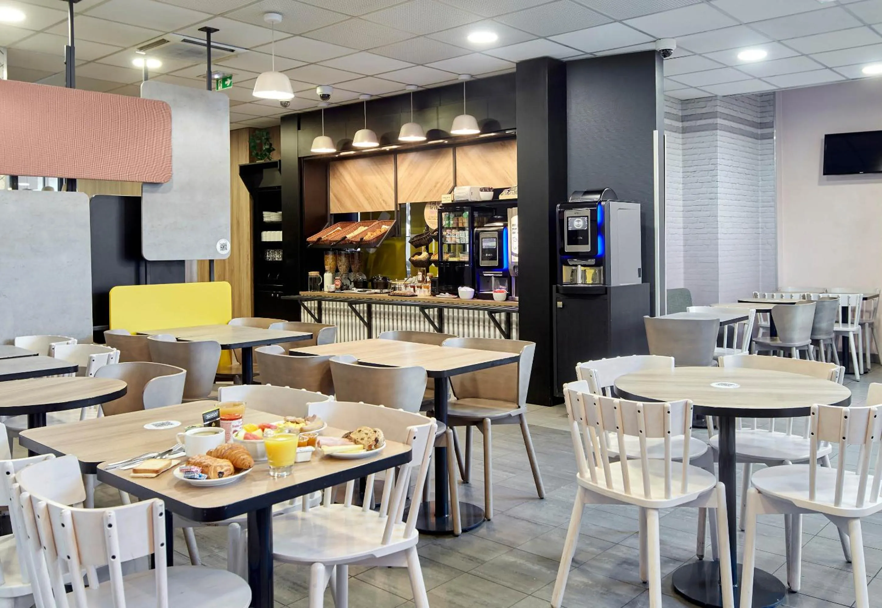 Restaurant/places to eat in B&B HOTEL Paris Saint-Denis Pleyel