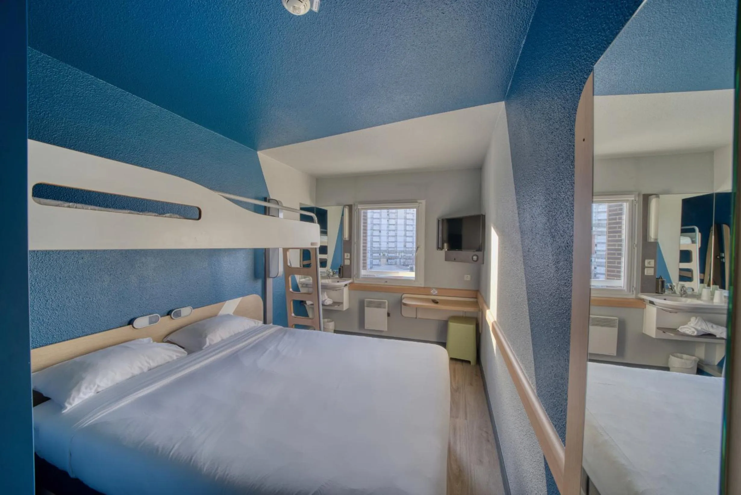 Bed in ibis Budget Gennevilliers Asnières - Rénové en 2025