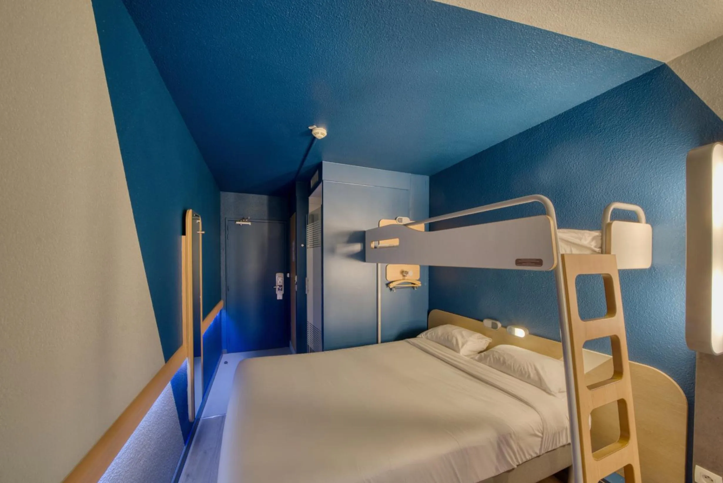 Bed in ibis Budget Gennevilliers Asnières - Rénové en 2025
