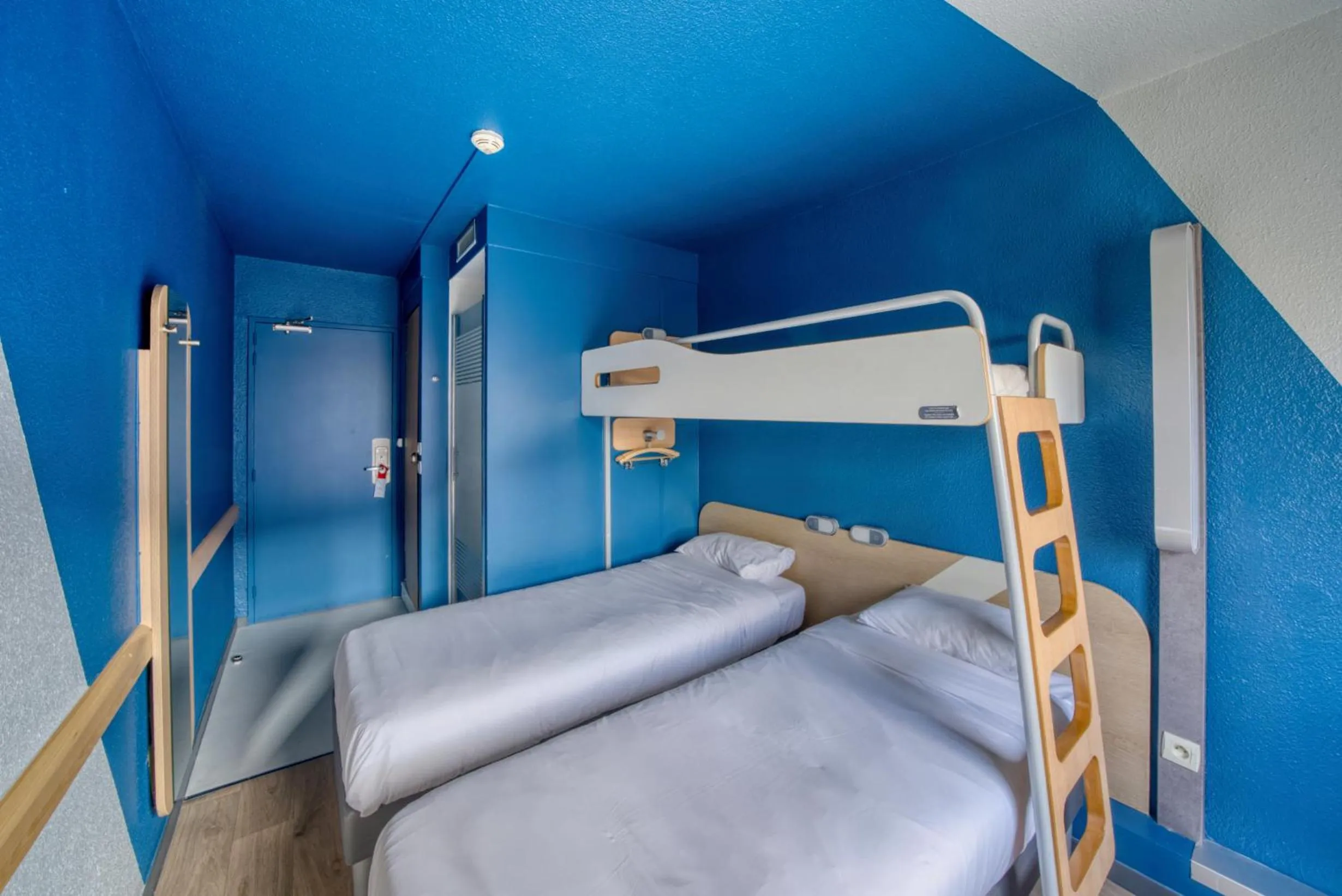 Bed in ibis Budget Gennevilliers Asnières - Rénové en 2025
