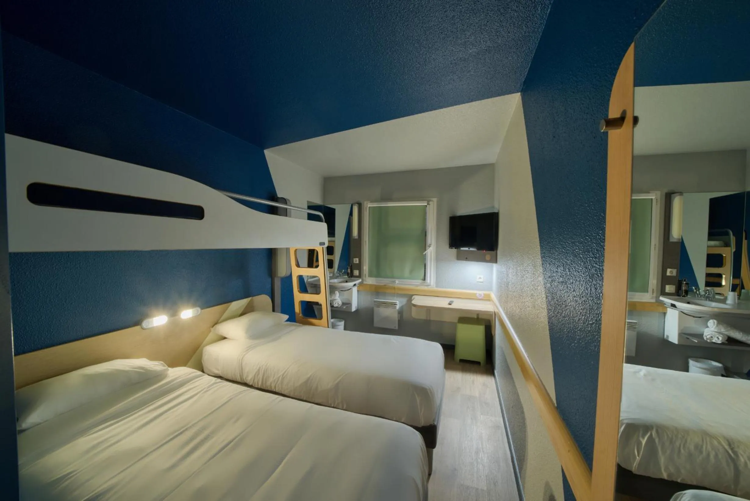 Bed in ibis Budget Gennevilliers Asnières - Rénové en 2025