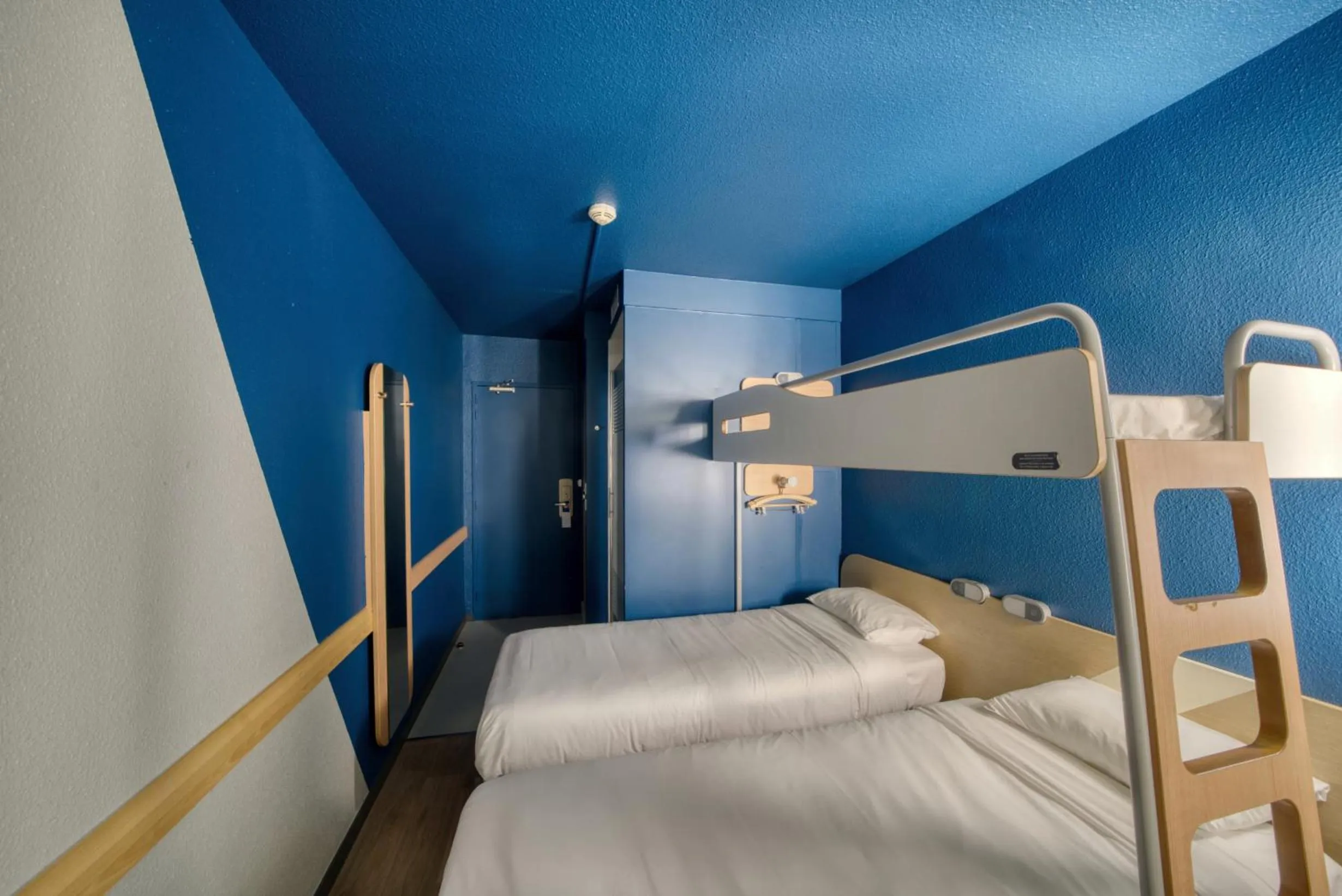 Bed in ibis Budget Gennevilliers Asnières - Rénové en 2025