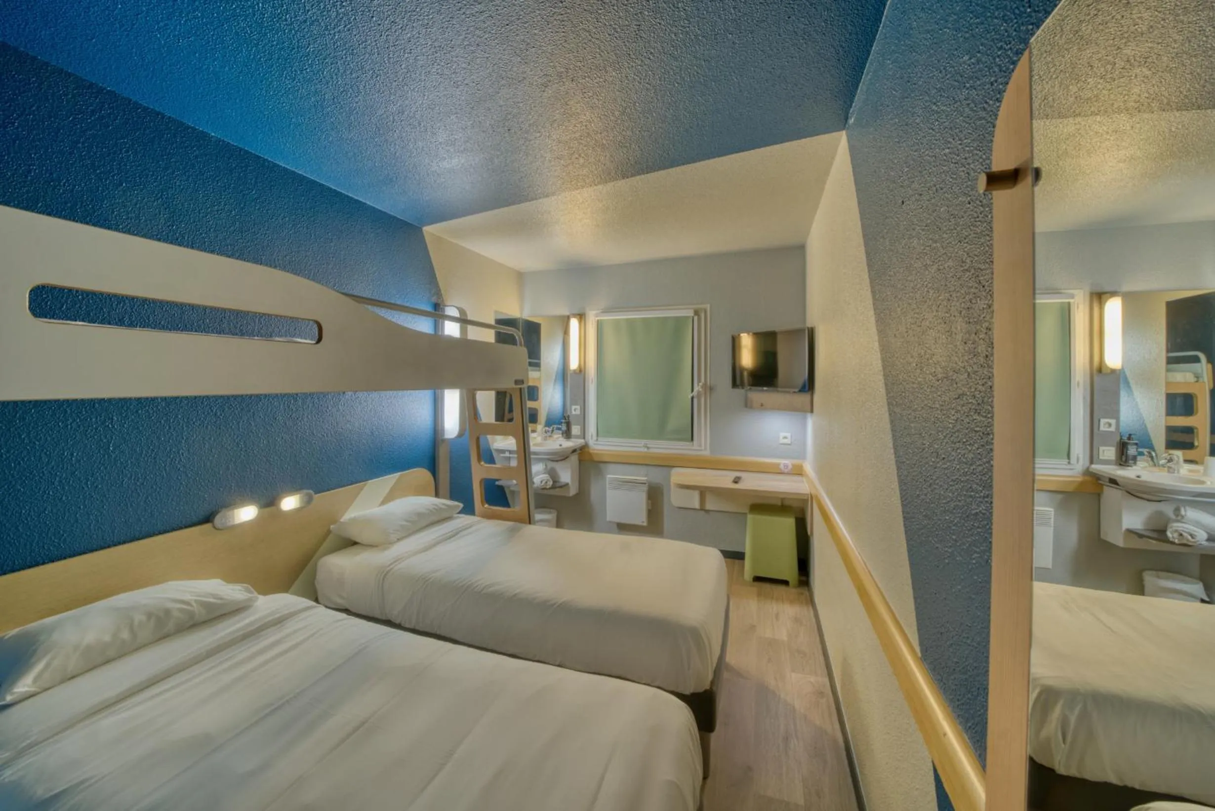 Bed in ibis Budget Gennevilliers Asnières - Rénové en 2025