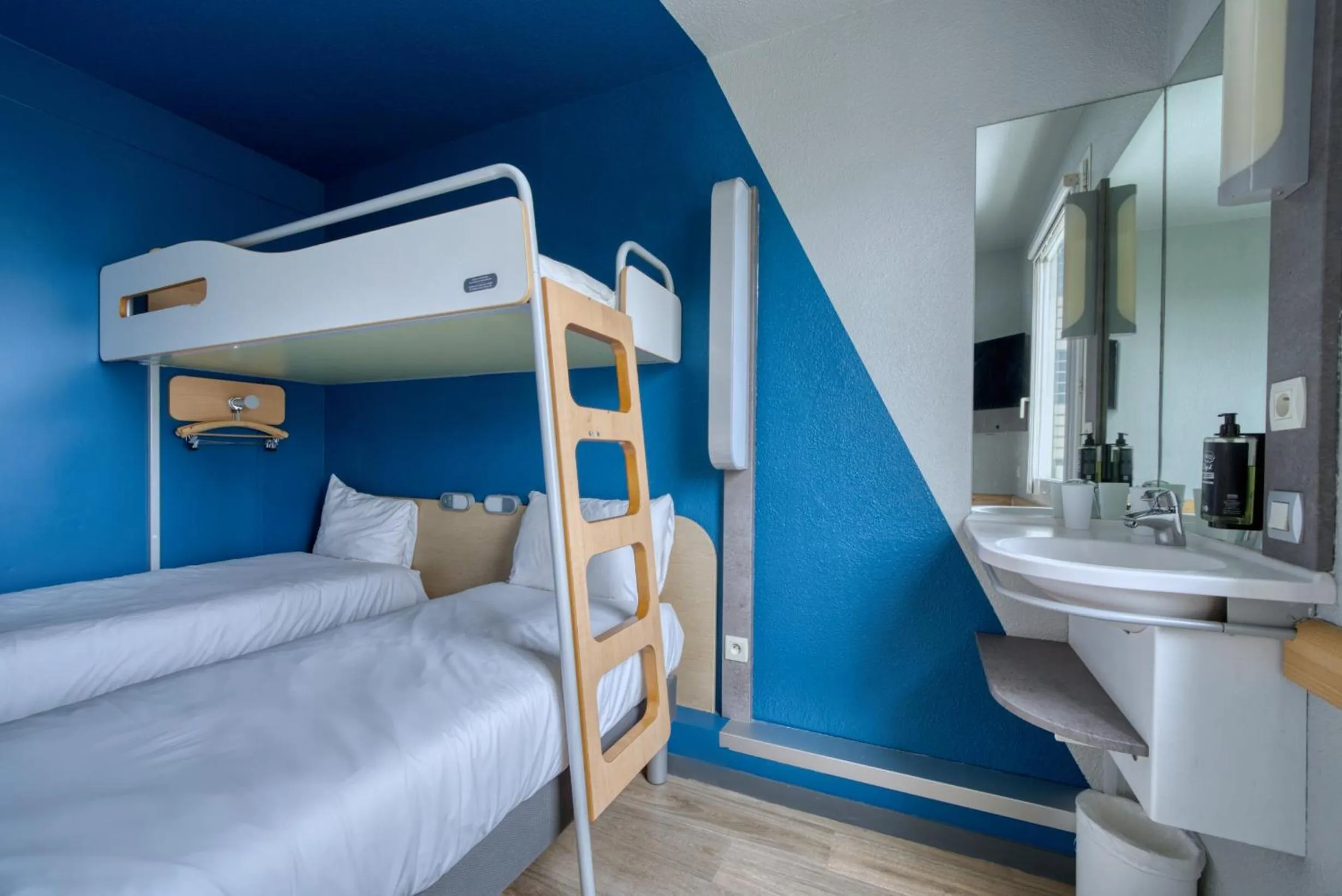 Bed in ibis Budget Gennevilliers Asnières - Rénové en 2025