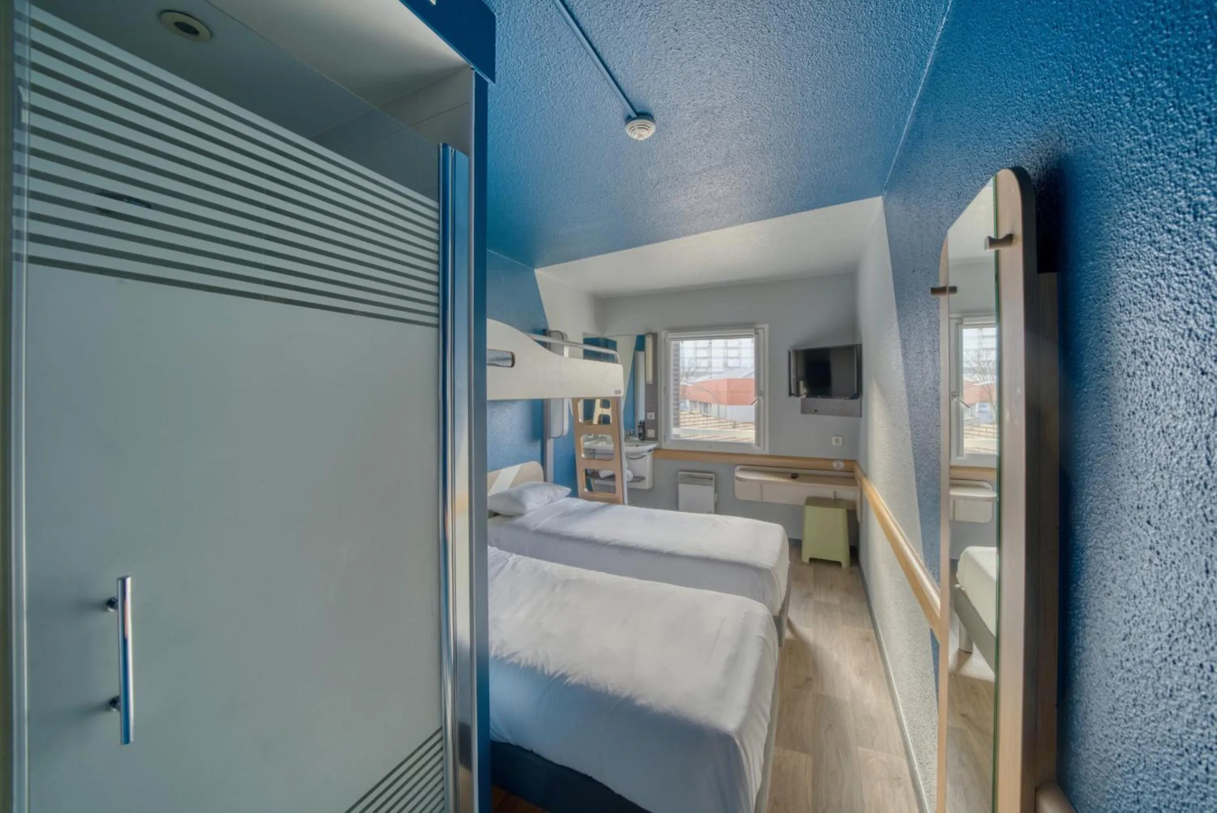 Bed in ibis Budget Gennevilliers Asnières - Rénové en 2025