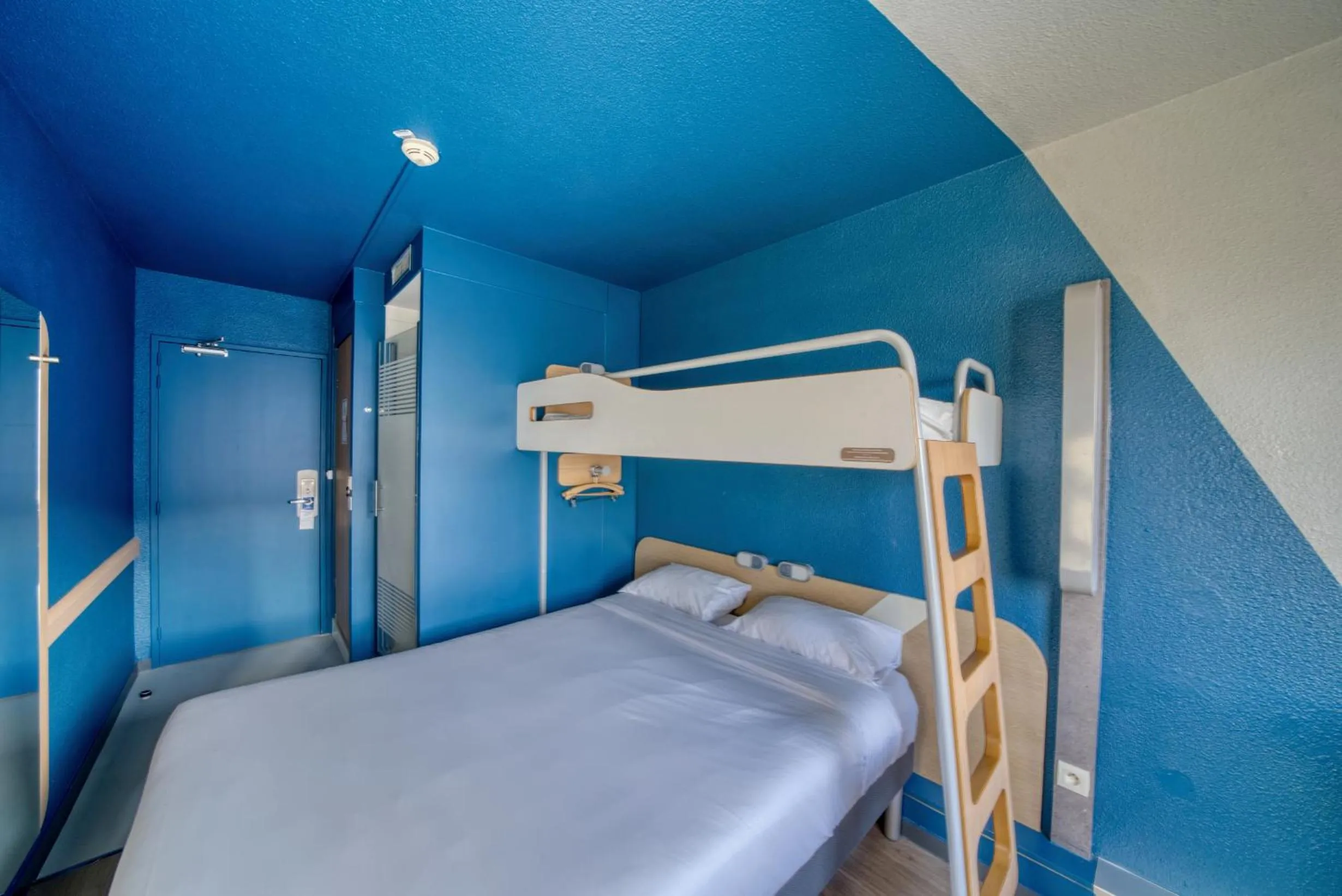 Bed in ibis Budget Gennevilliers Asnières - Rénové en 2025