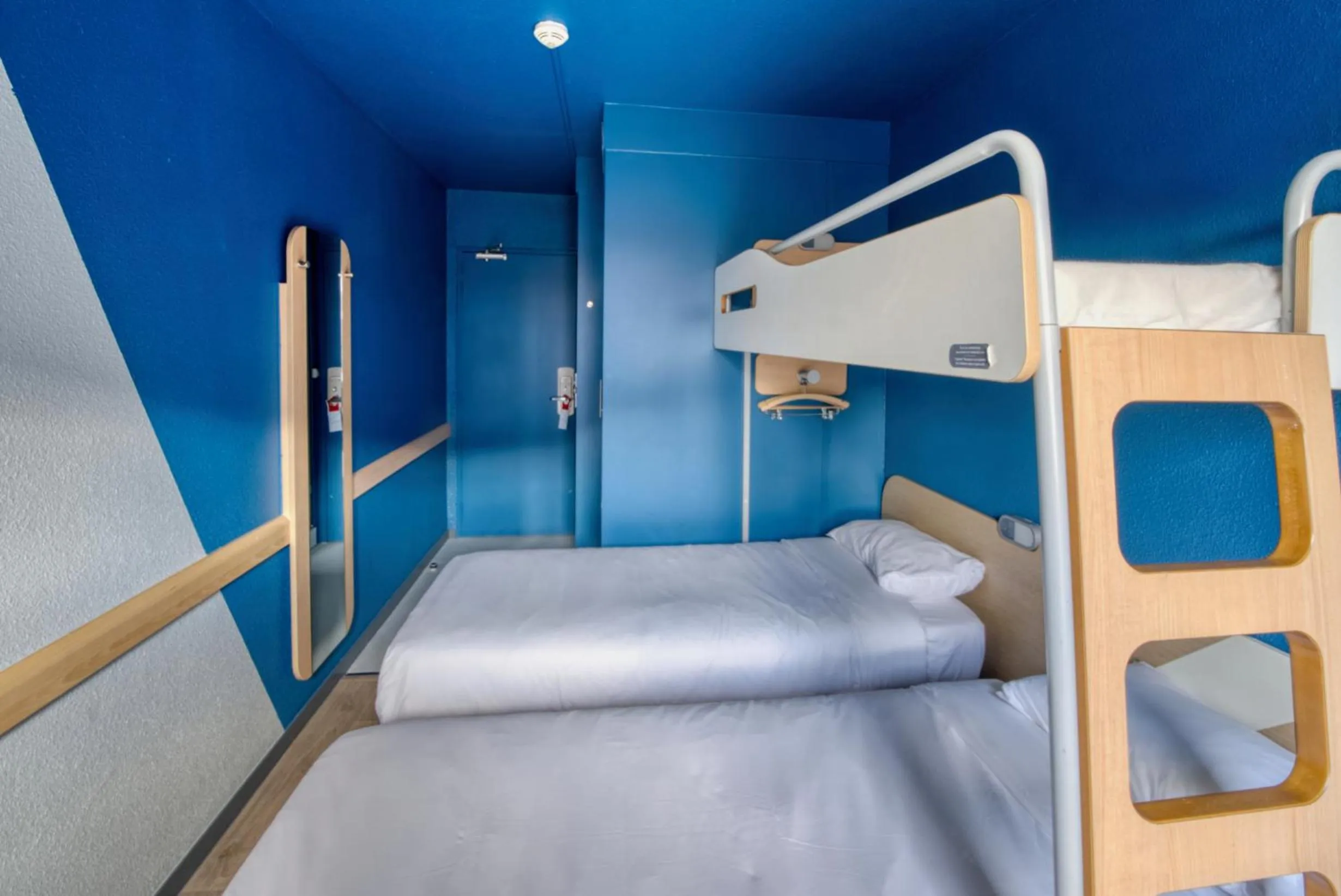 Bed in ibis Budget Gennevilliers Asnières - Rénové en 2025