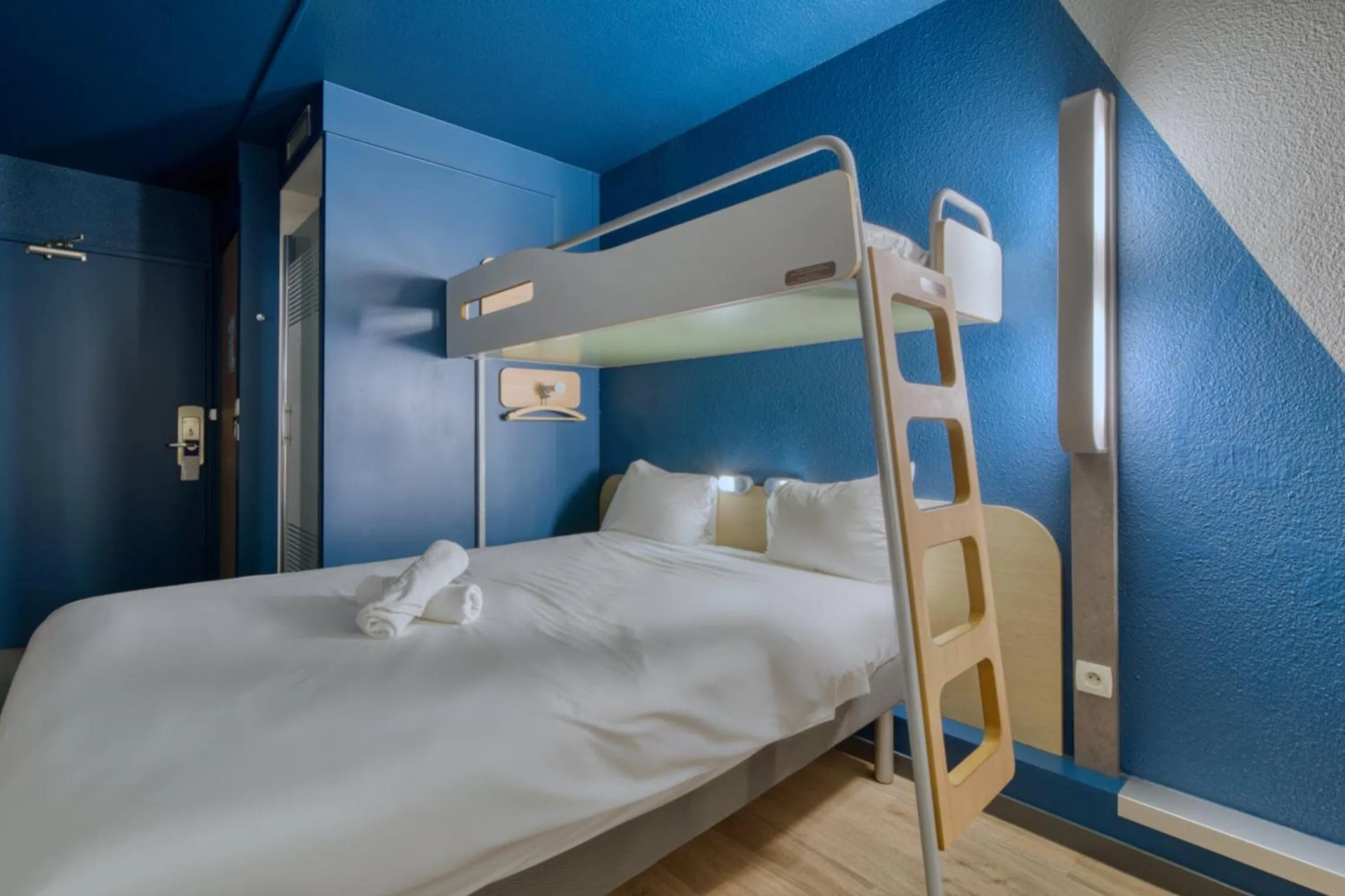Bed in ibis Budget Gennevilliers Asnières - Rénové en 2025