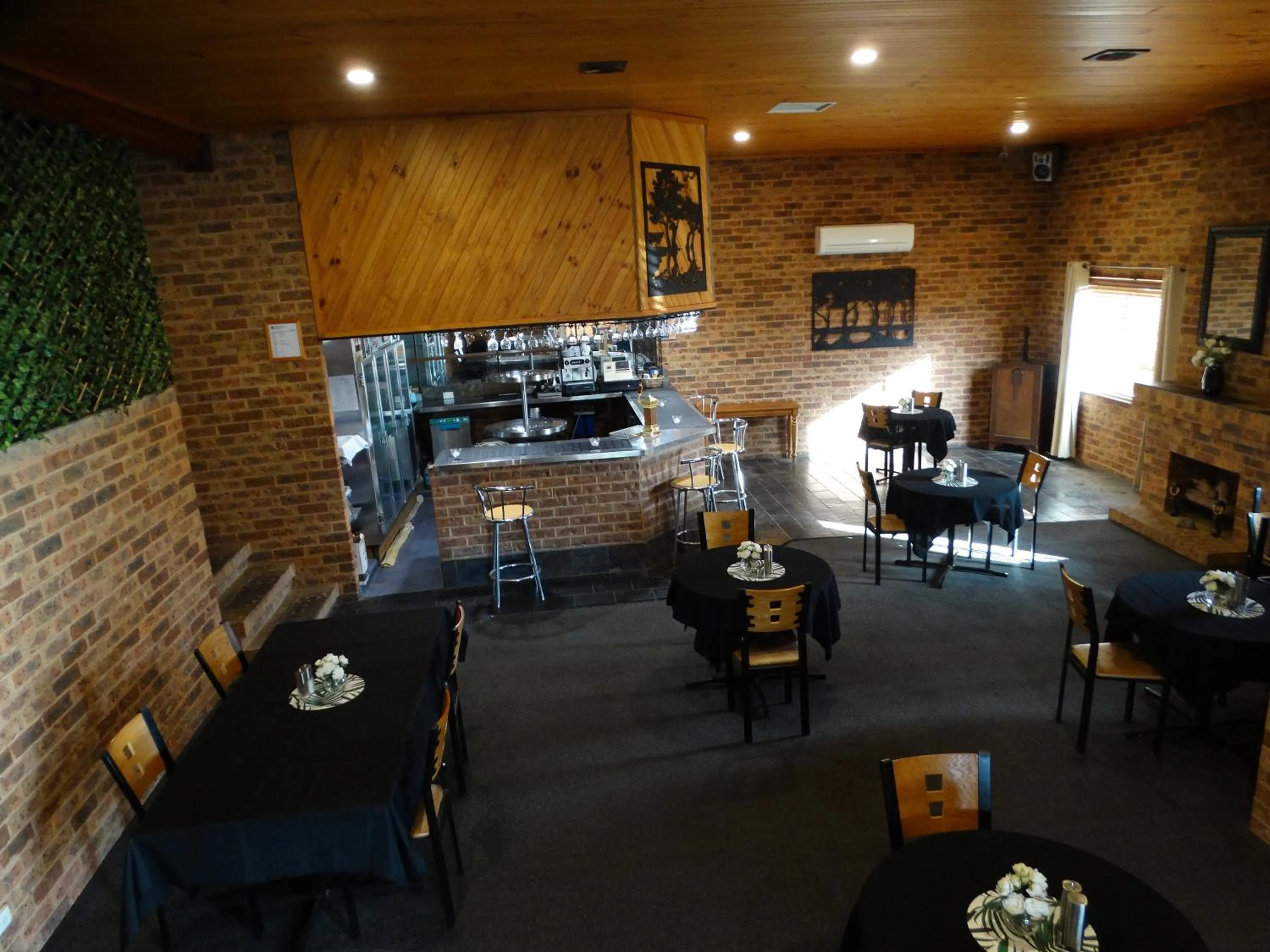 Restaurant/places to eat in Colonial Motor Inn