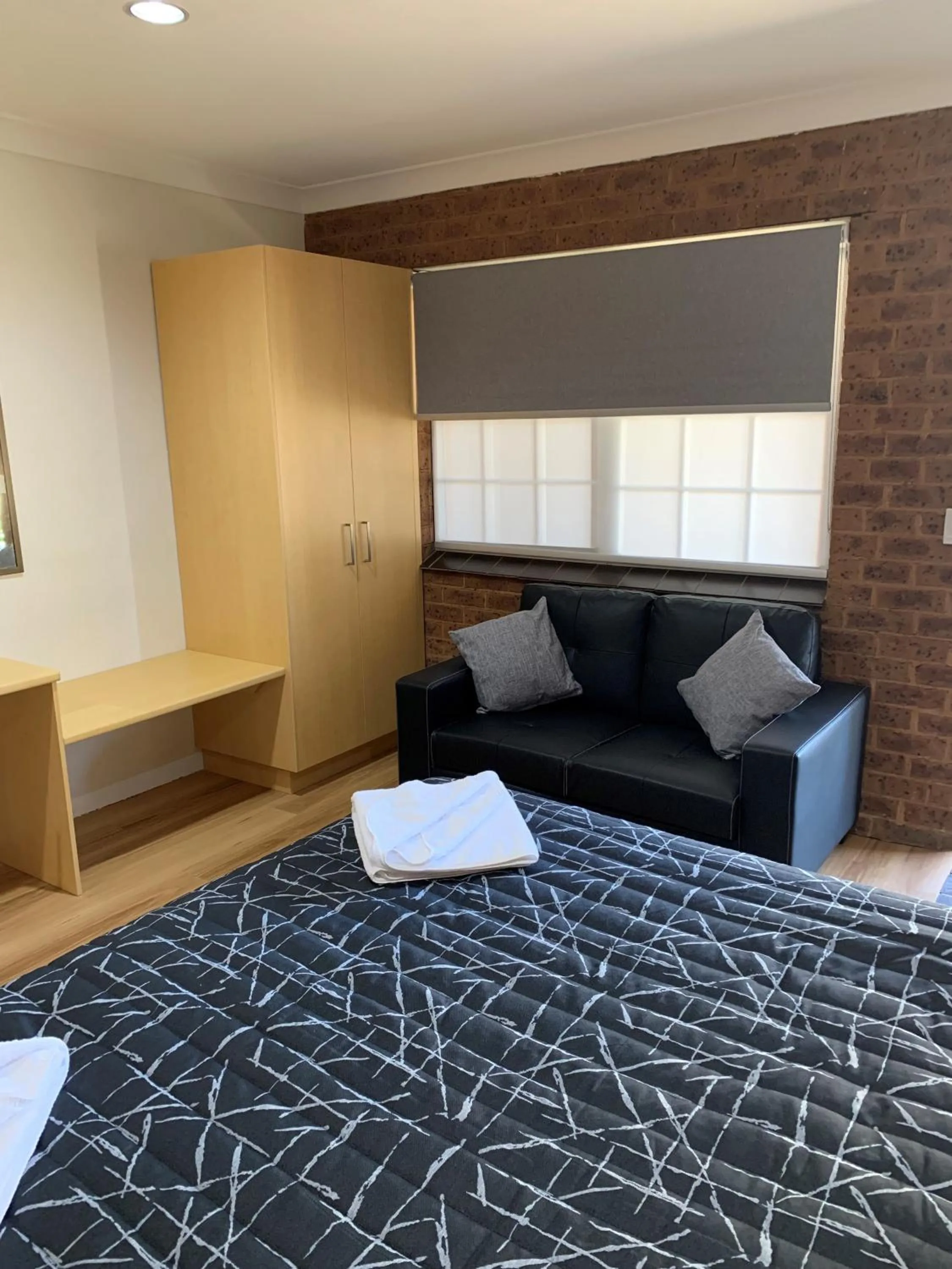 Seating area, Bed in Colonial Motor Inn