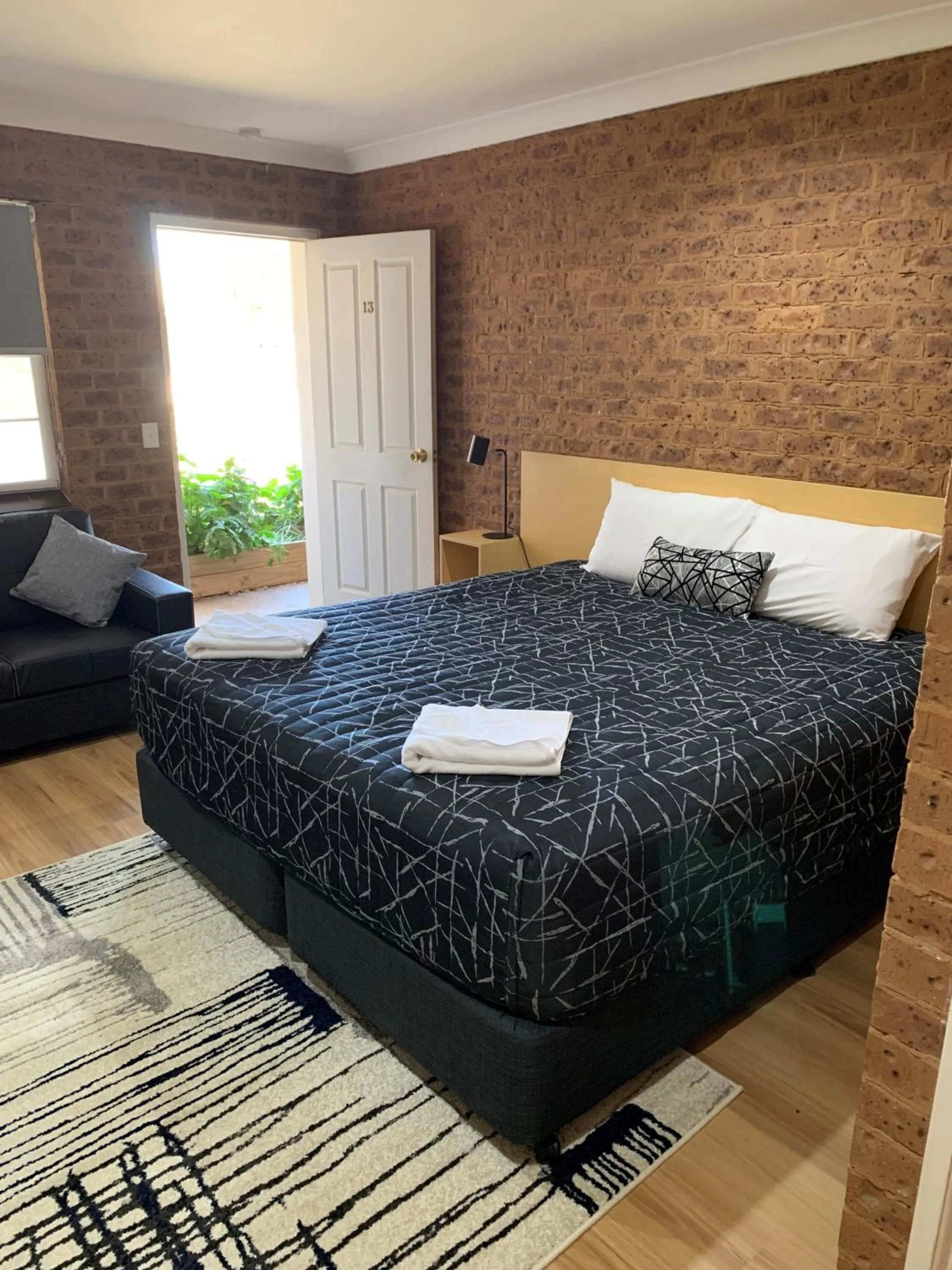 Bed in Colonial Motor Inn