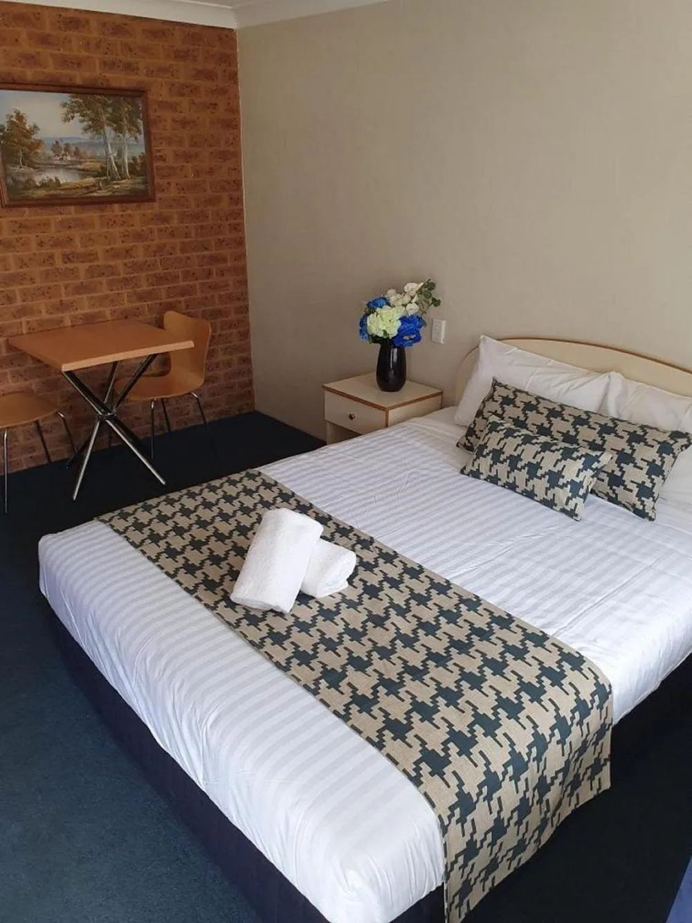 Bed in Colonial Motor Inn