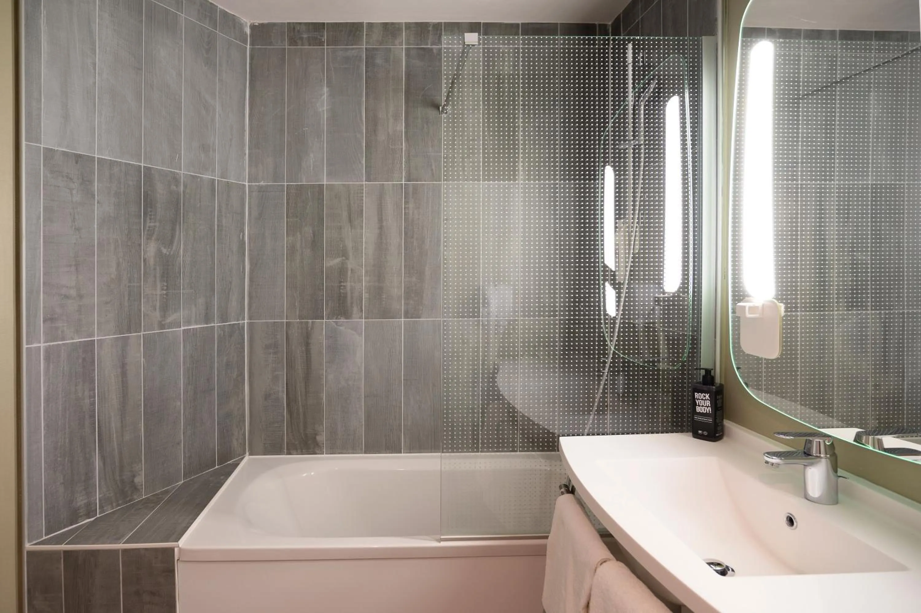 Bathroom in ibis Saint Gratien - Enghien-Les-Bains