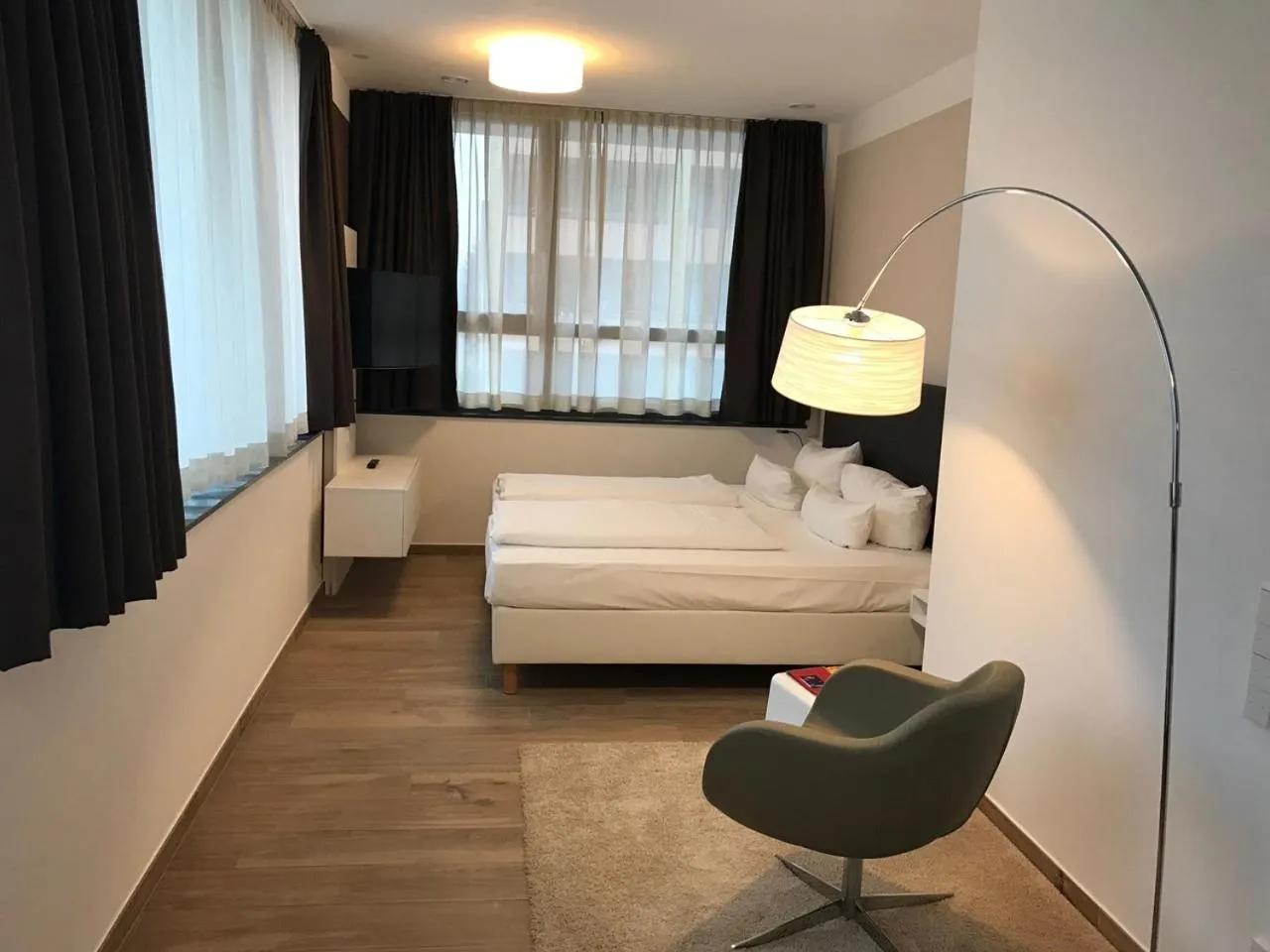 Living room, Bed in Hotel Newton Heilbronn