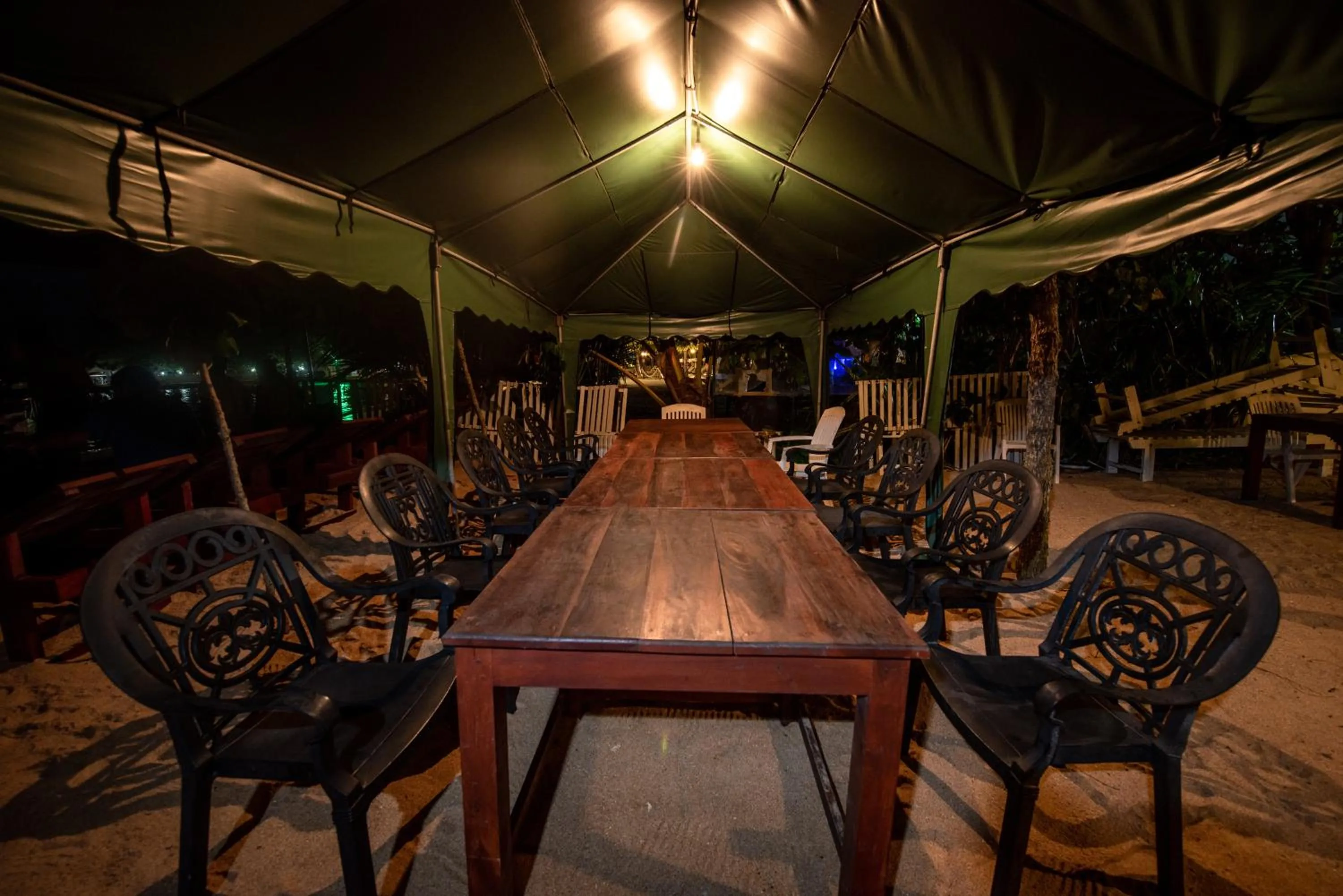 Restaurant/places to eat in Seaview Deepal villa