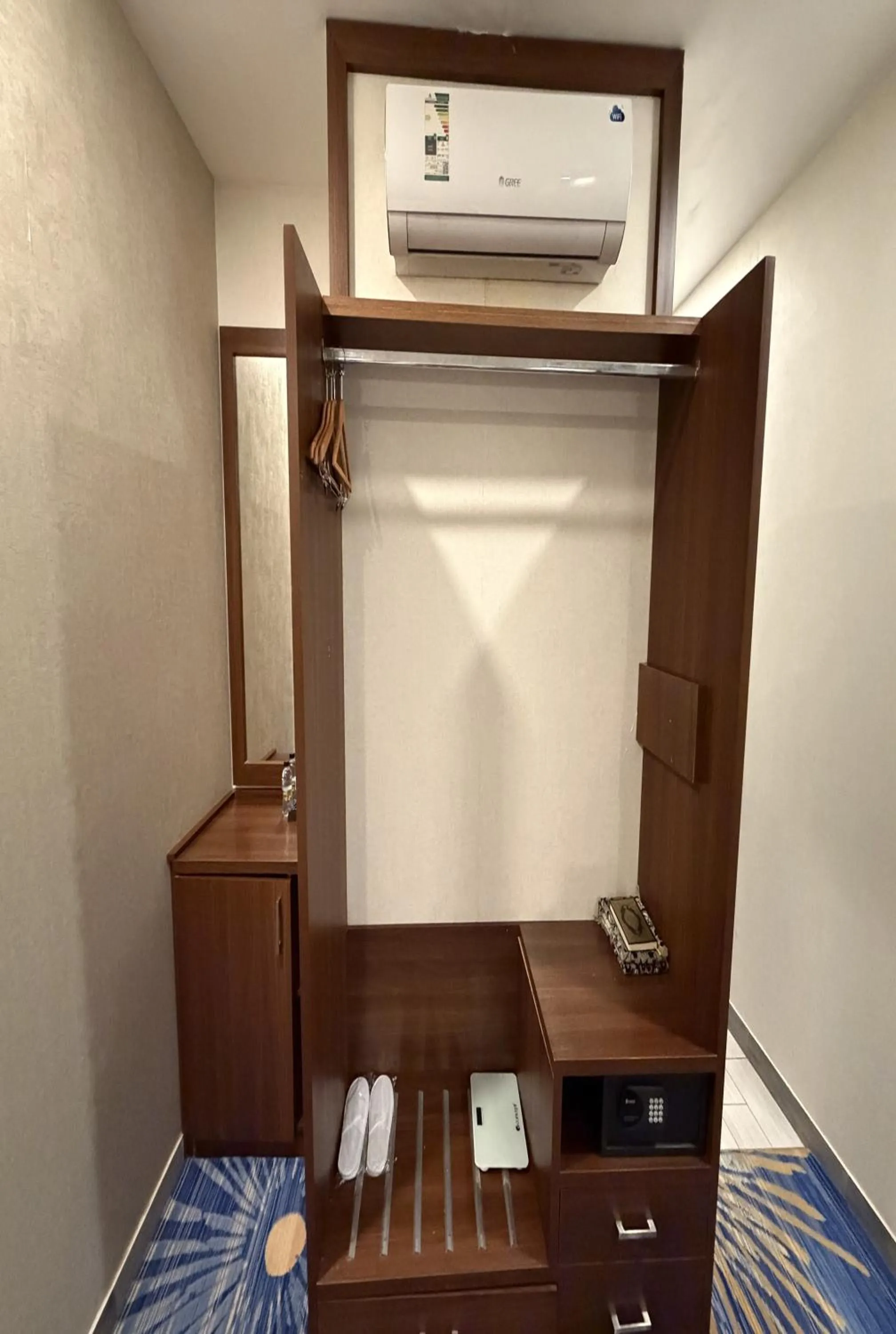 air conditioner in Holiday Al Khaleej Hotel