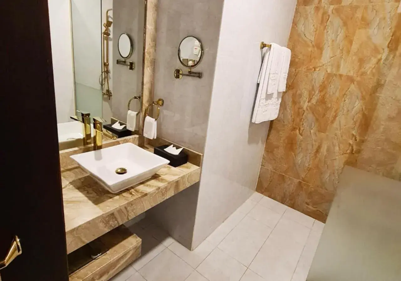 Deluxe King Suite in Holiday Al Khaleej Hotel Deluxe King Suite in Holiday Al Khaleej Hotel