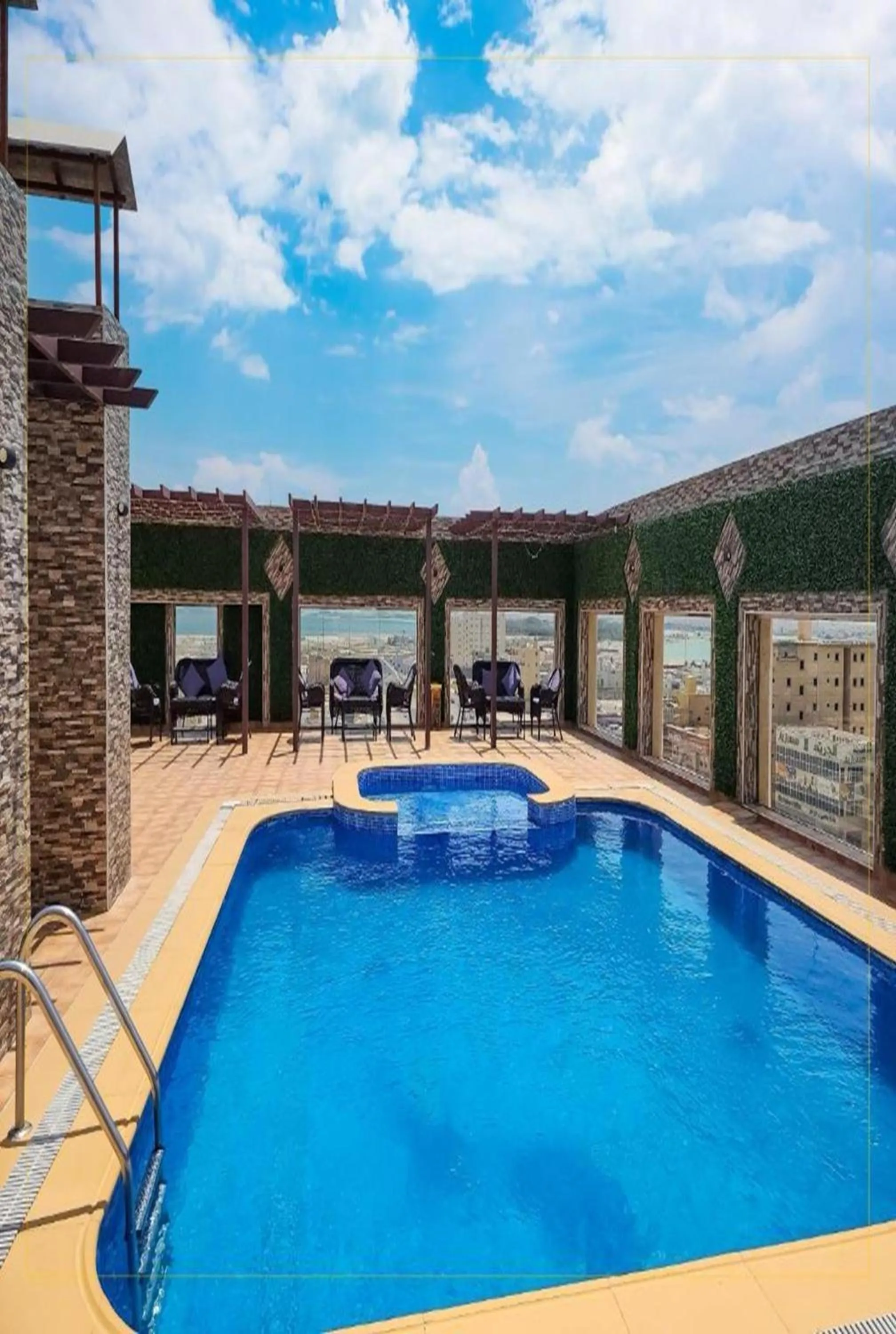 Swimming pool in Holiday Al Khaleej Hotel