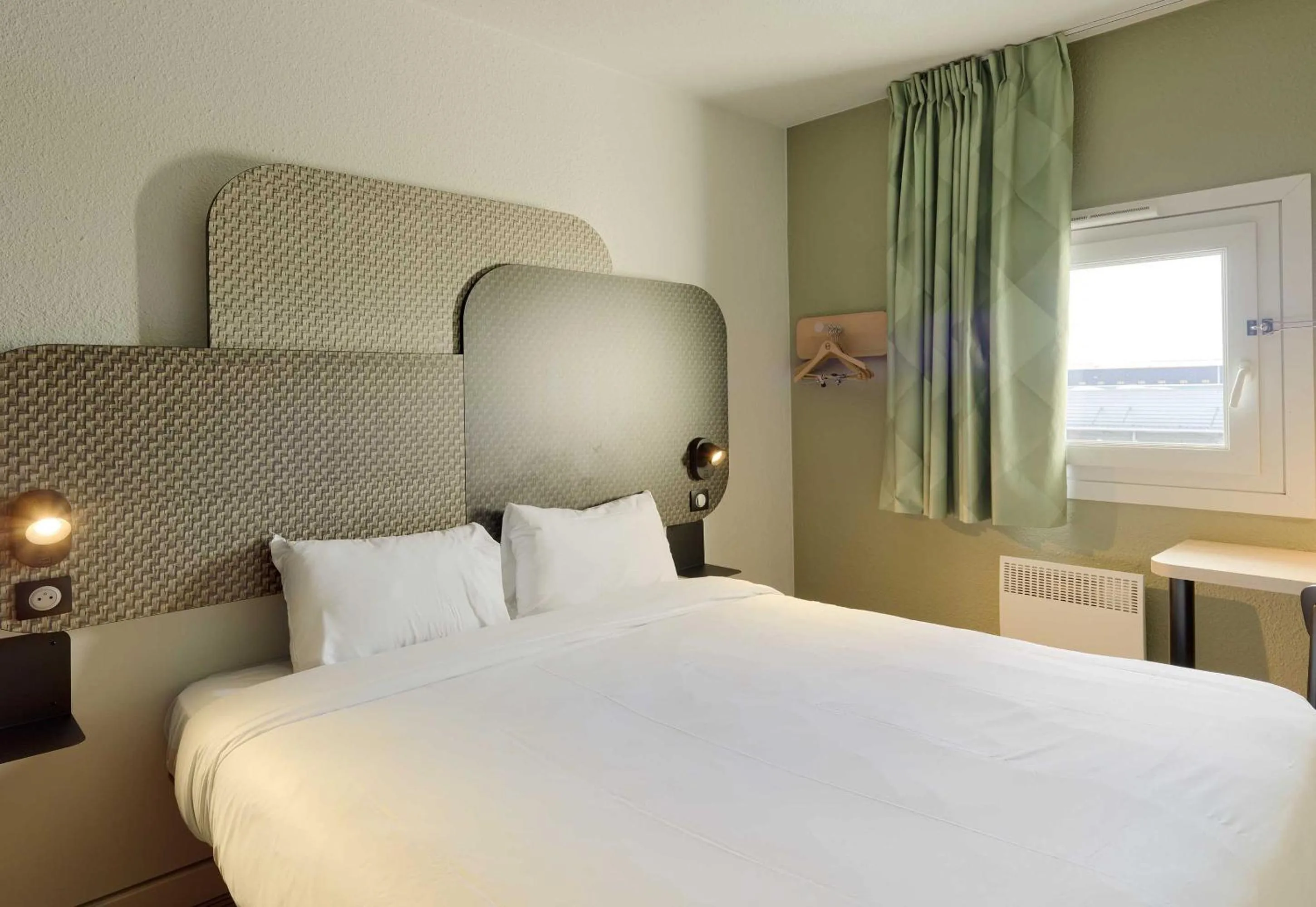 Bedroom, Bed in B&B HOTEL Cergy Pierrelaye