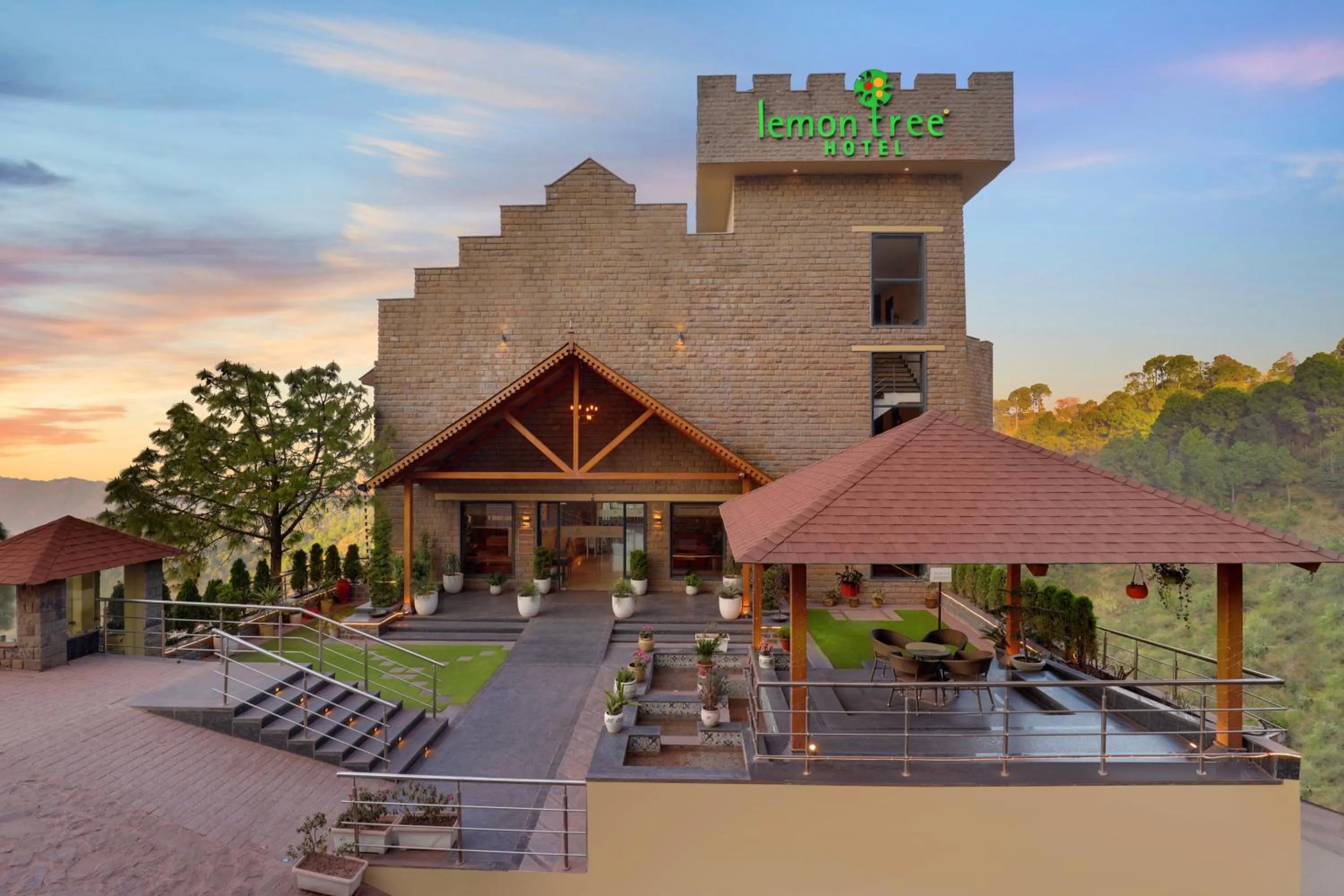 Facade/entrance in The Chateau Kasauli