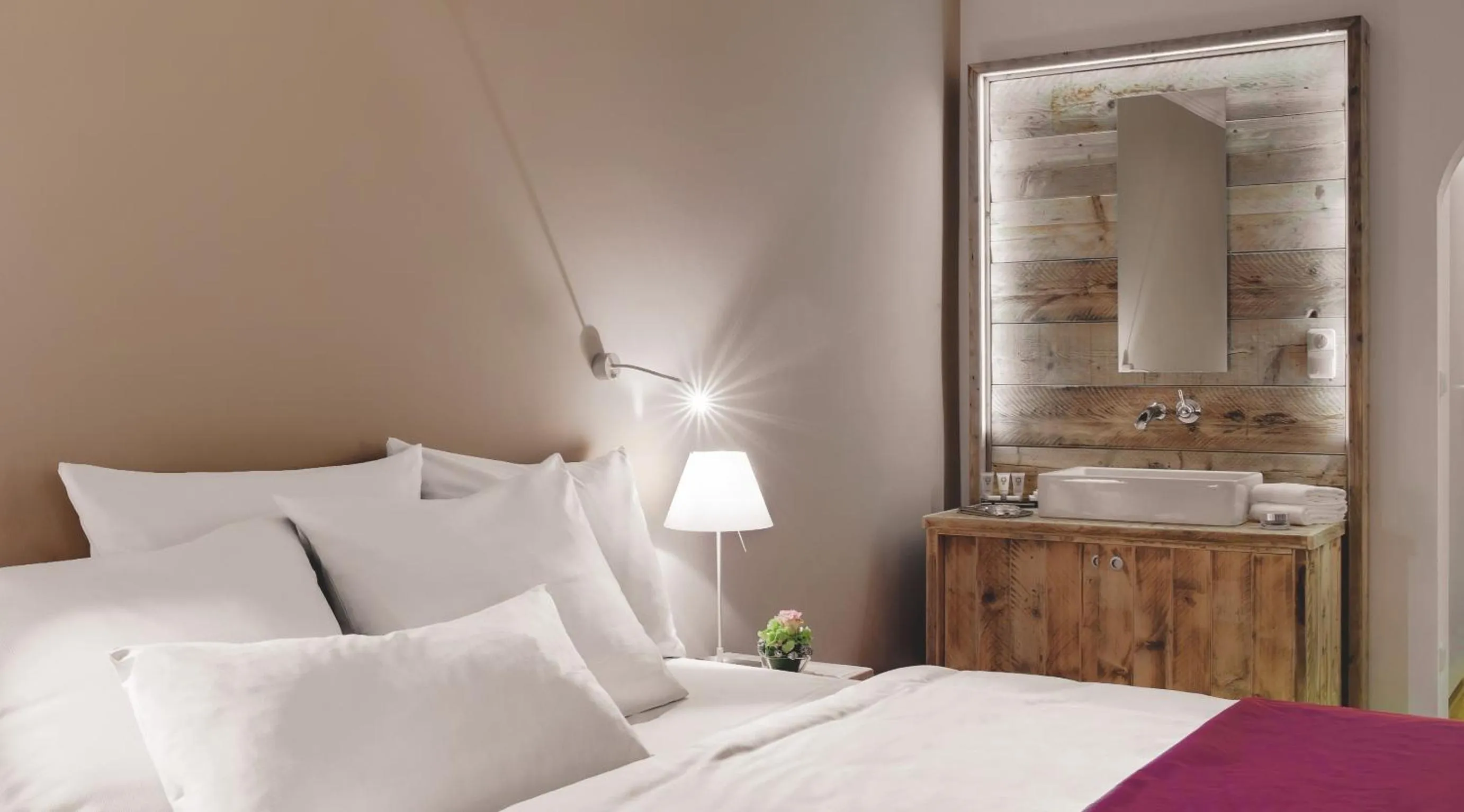 Photo of the whole room, Bed in Alpen Hotel München