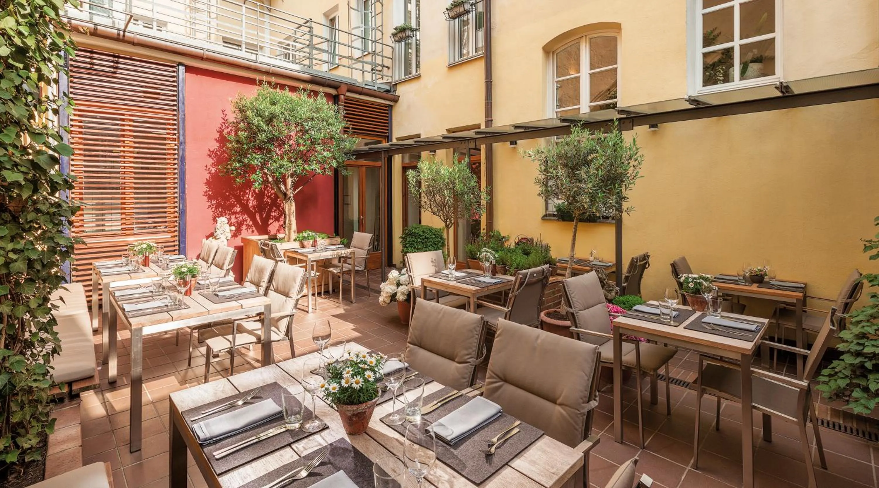 Restaurant/places to eat in Alpen Hotel München