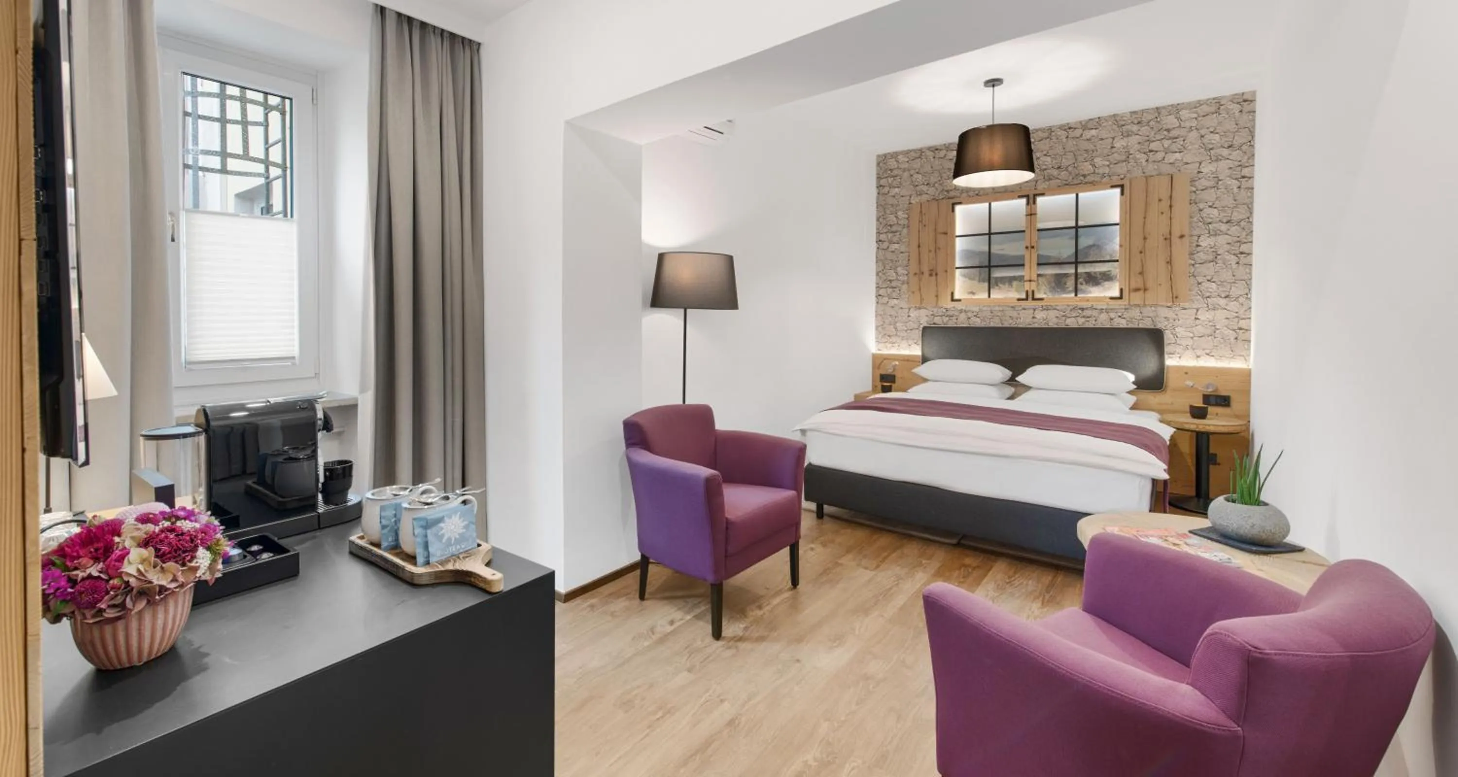 Living room, Bed in Alpen Hotel München