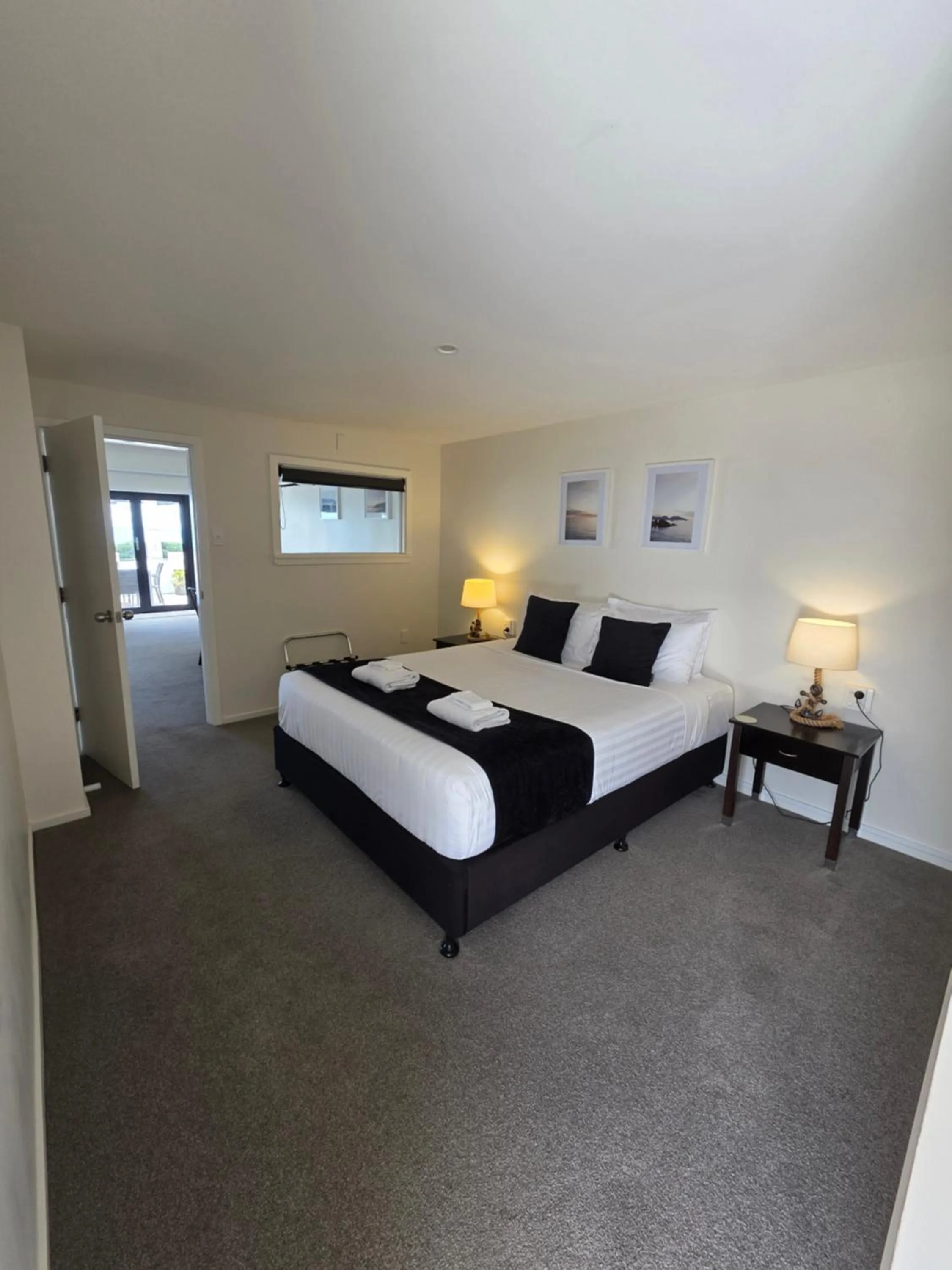 Bathroom, Bed in Kaikoura Beach Motel