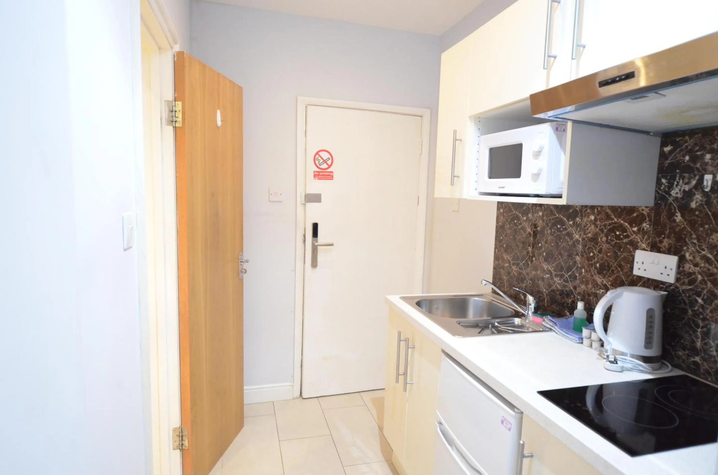 Kitchen or kitchenette in Amber Residence Hotel-Suites