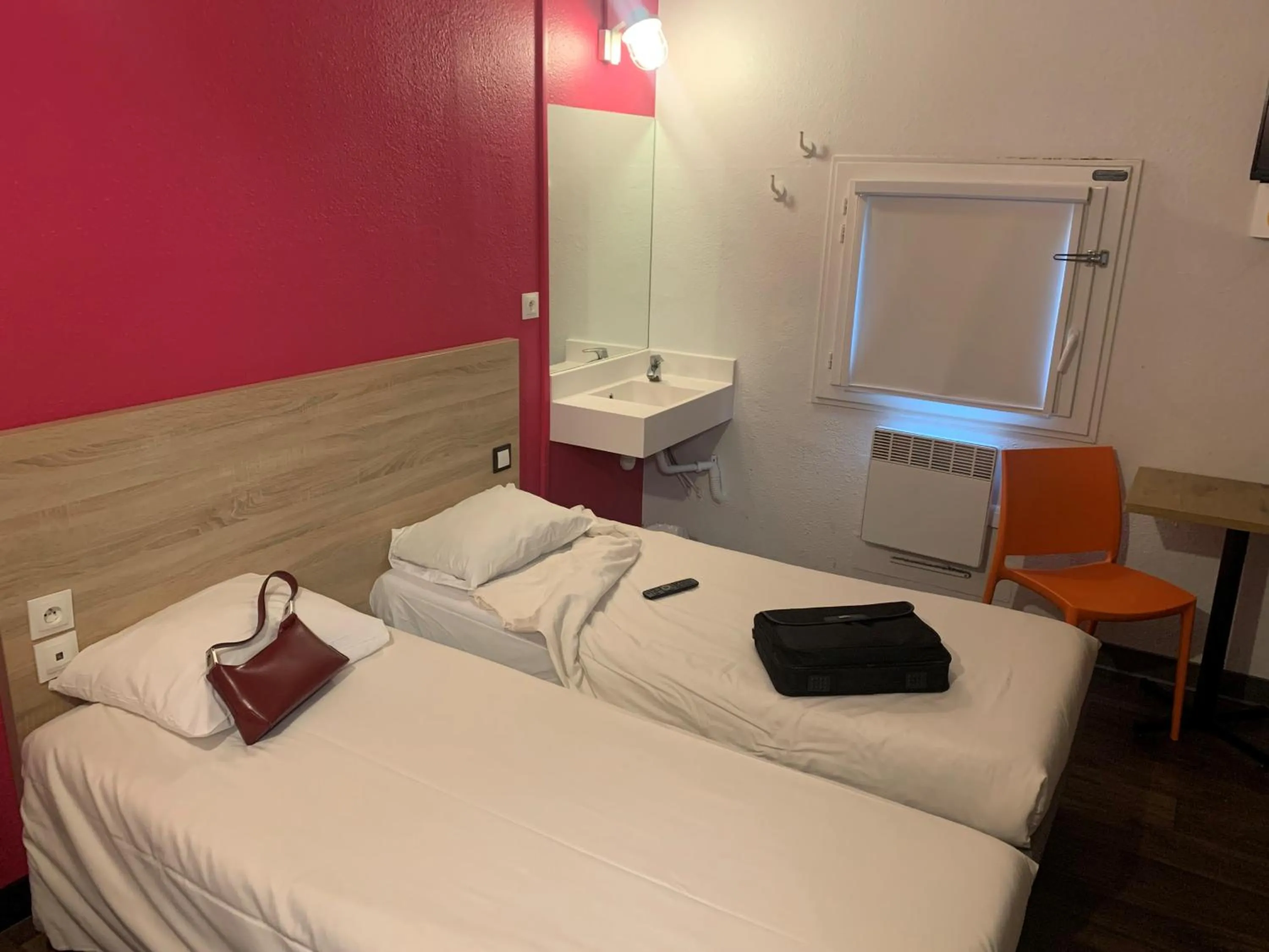 People, Bed in hotelF1 Saint Witz A1 Hôtel