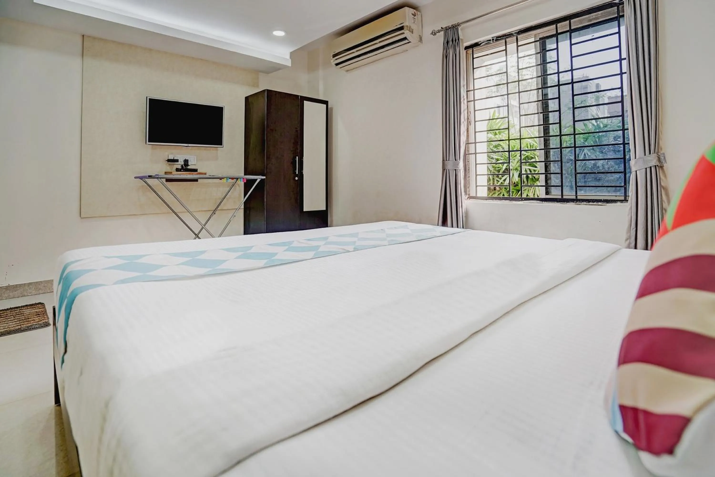 Bedroom, Bed in Super Capital O Sayhallo Prime Residency