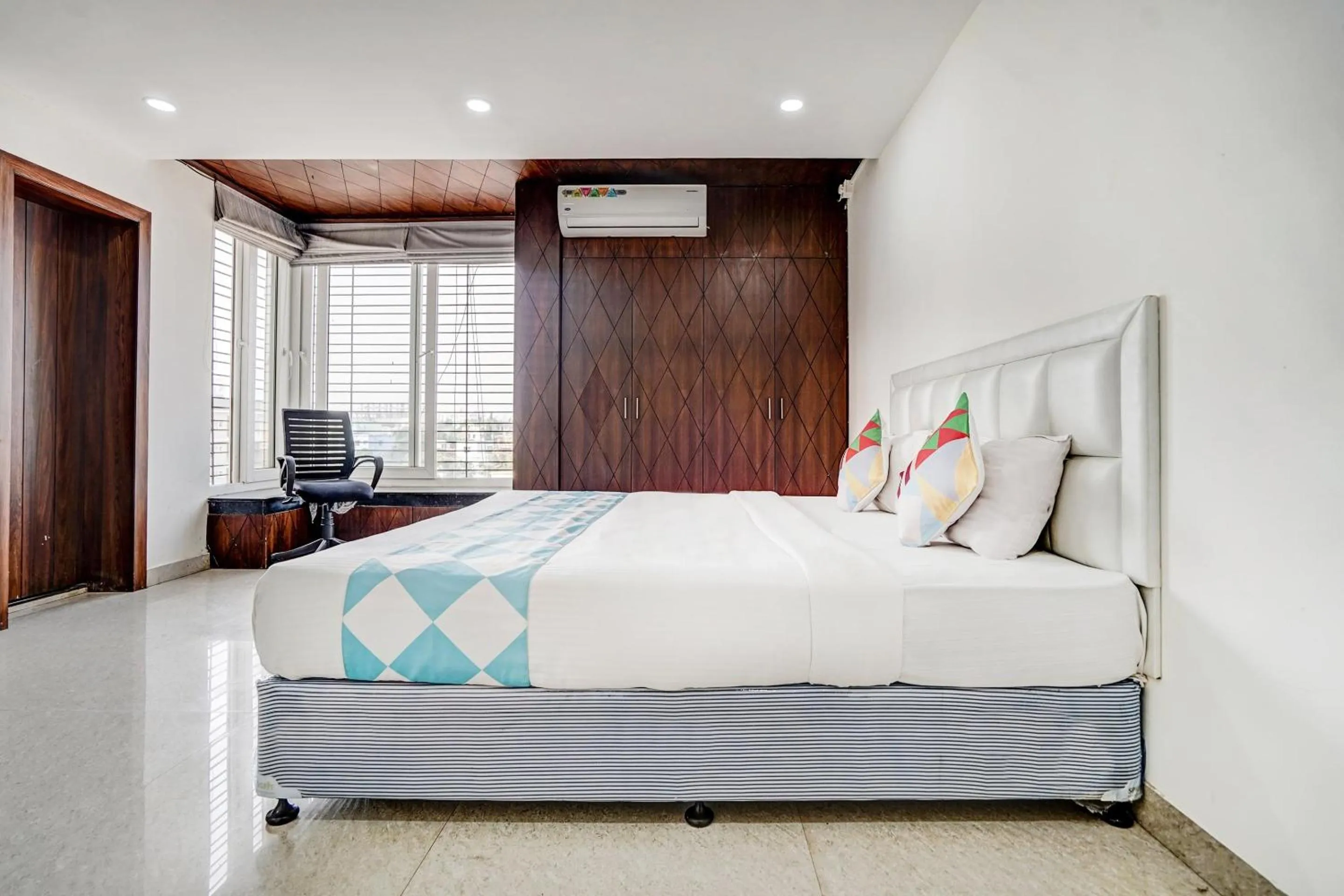 Bedroom, Bed in Super Capital O Sayhallo Prime Residency