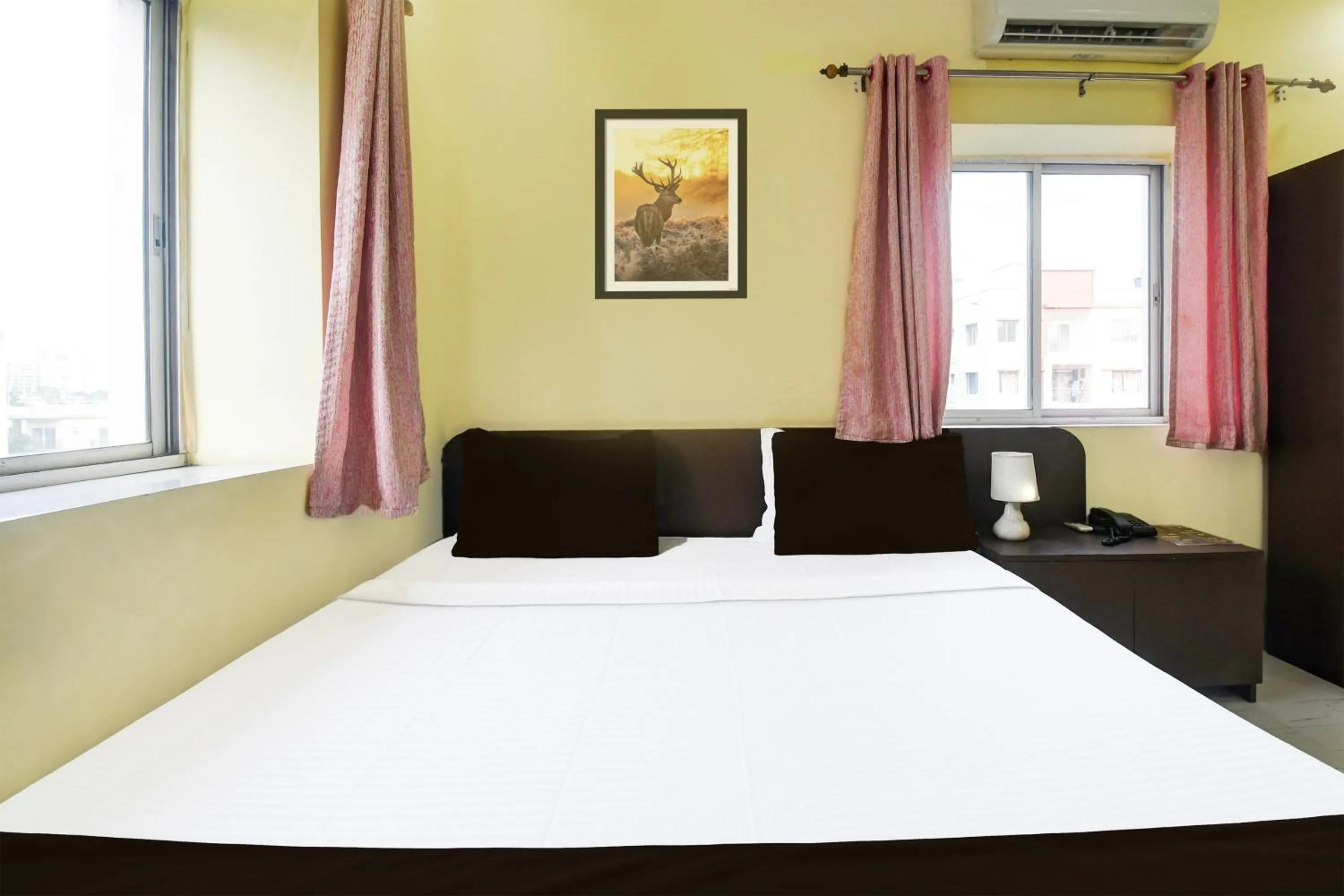 Bedroom in Super Hotel O New Town Near Kolkata Airport